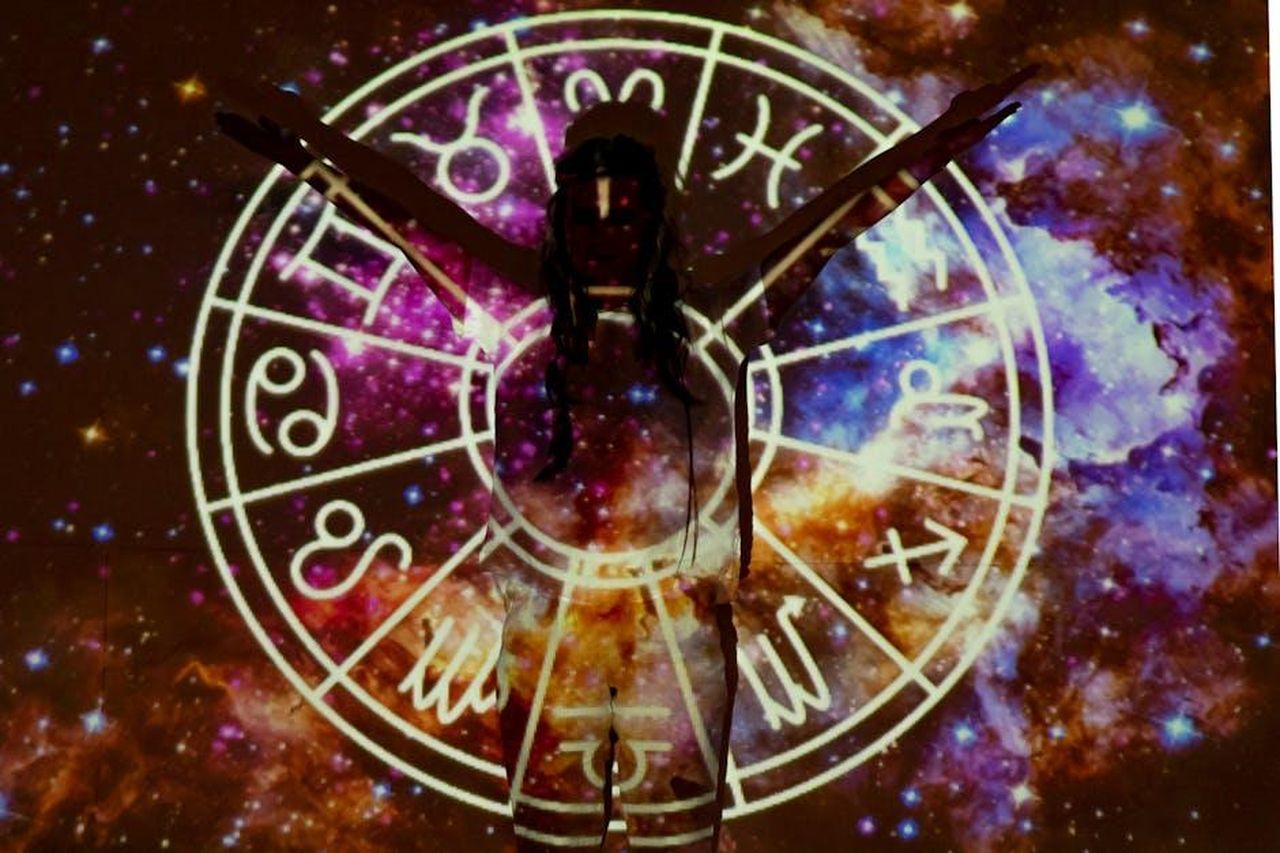 5_posto__Ariete_uBuMMYI92n - Confidenze24 Source: Mikhail Nilov - pexels - Silhouette of person extending arms against zodiac symbols and cosmic background, esoteric theme.