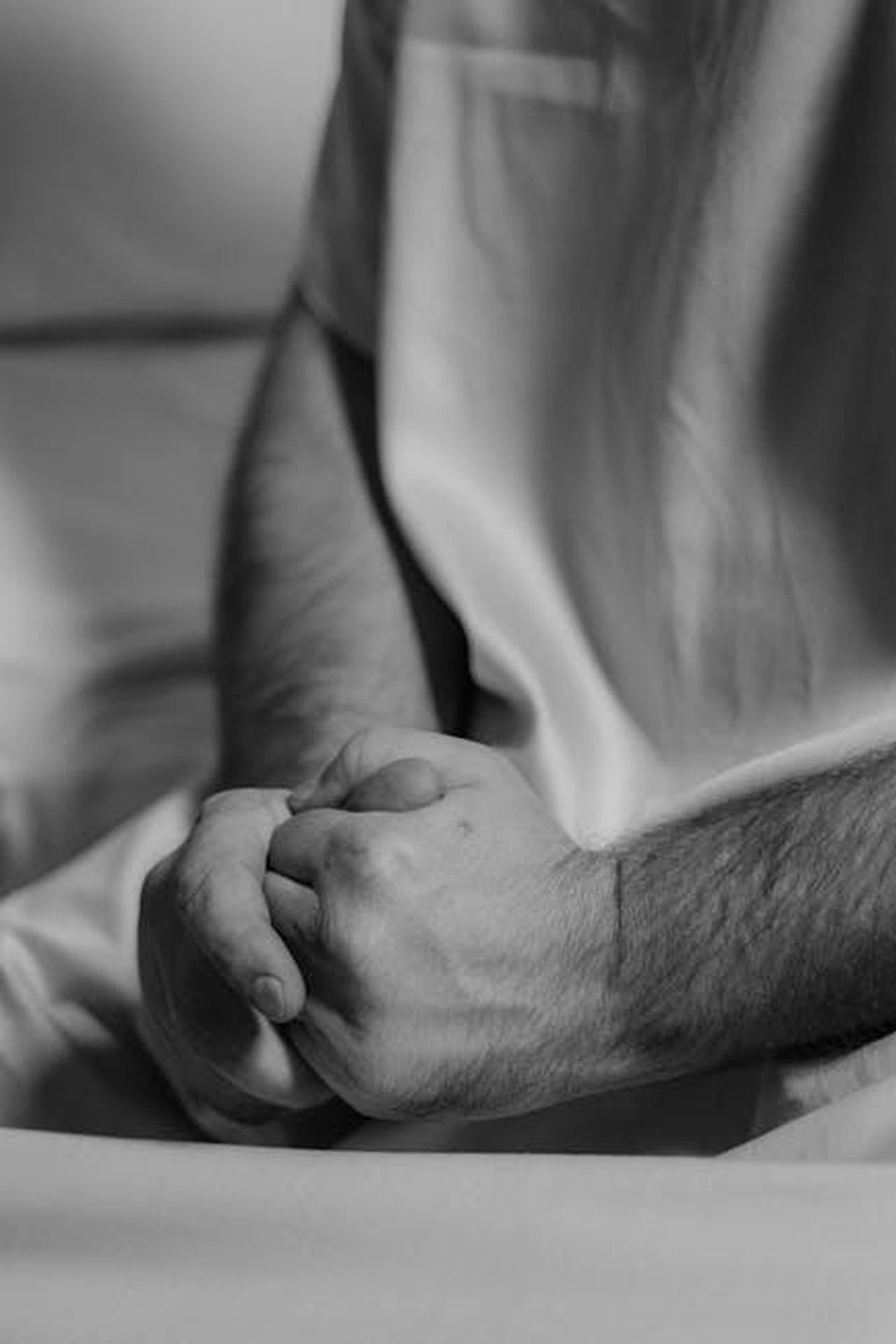 6_Cancro_7VM96U1P4D - Confidenze24 Source: Tima Miroshnichenko - pexels - Monochrome image of a person with clasped hands conveying introspection and emotion.