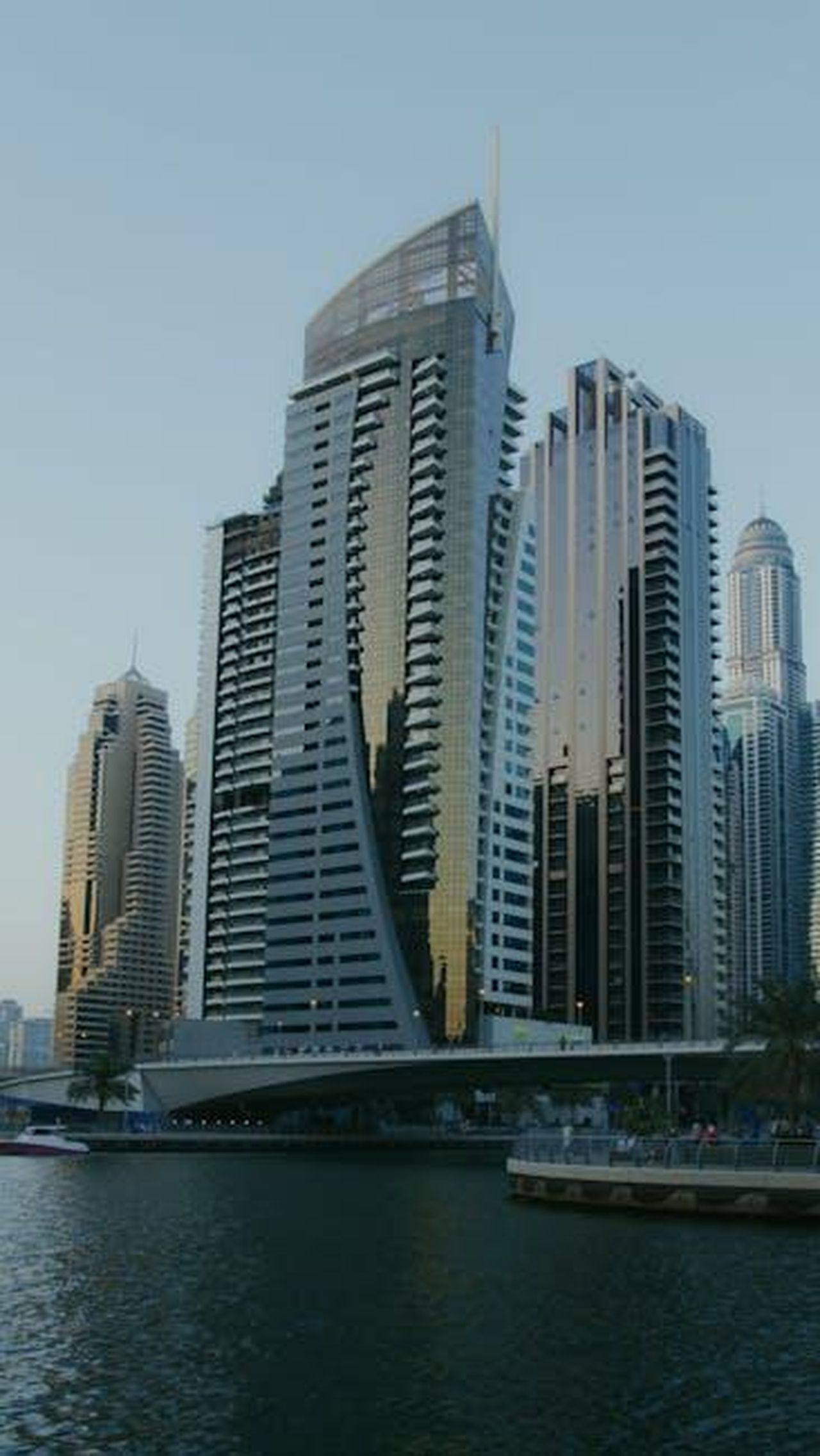 6_Capricorno_riflessioni_e_nuove_prospettive_eJozrOEbQP - Confidenze24 Source: Tima Miroshnichenko - pexels - Skyscrapers along Dubai Marina with a serene waterfront view at dusk.