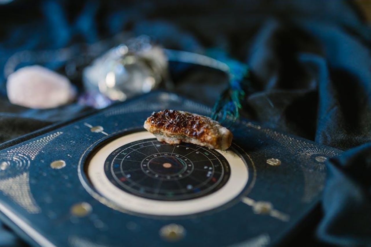 6_Gemelli_coerenza_e_responsabilit_cIqxjTtpe3 - Confidenze24 Source: RDNE Stock project - pexels - Close-up of crystals on an astrology chart atop dark fabric for a mystical vibe.