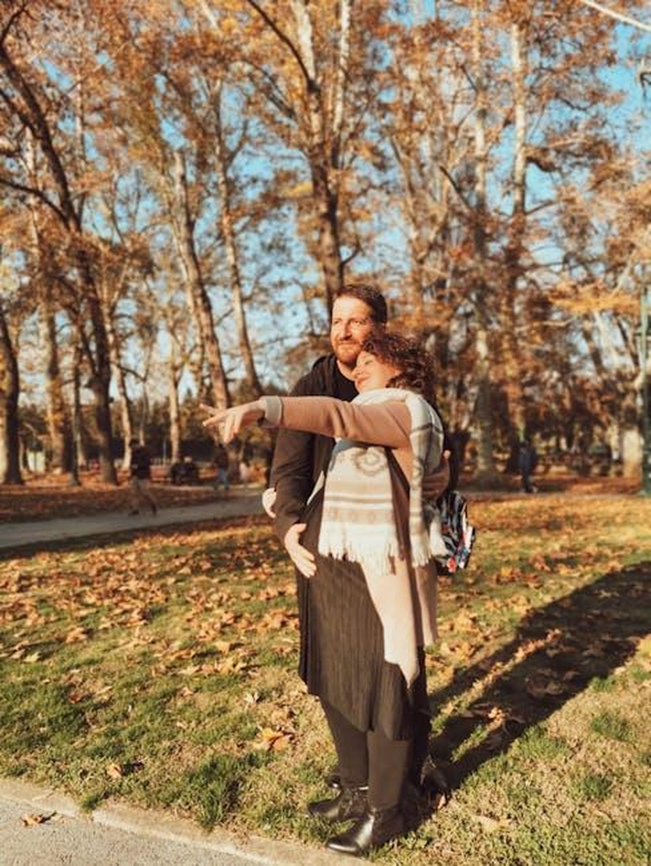 6_Scorpione_intensit_emotiva_wEsQThGfI2 - Confidenze24 Source: Emilija Mitevska - pexels - A joyful couple embraces in a sunny park surrounded by autumn leaves, capturing the essence of fall romance.