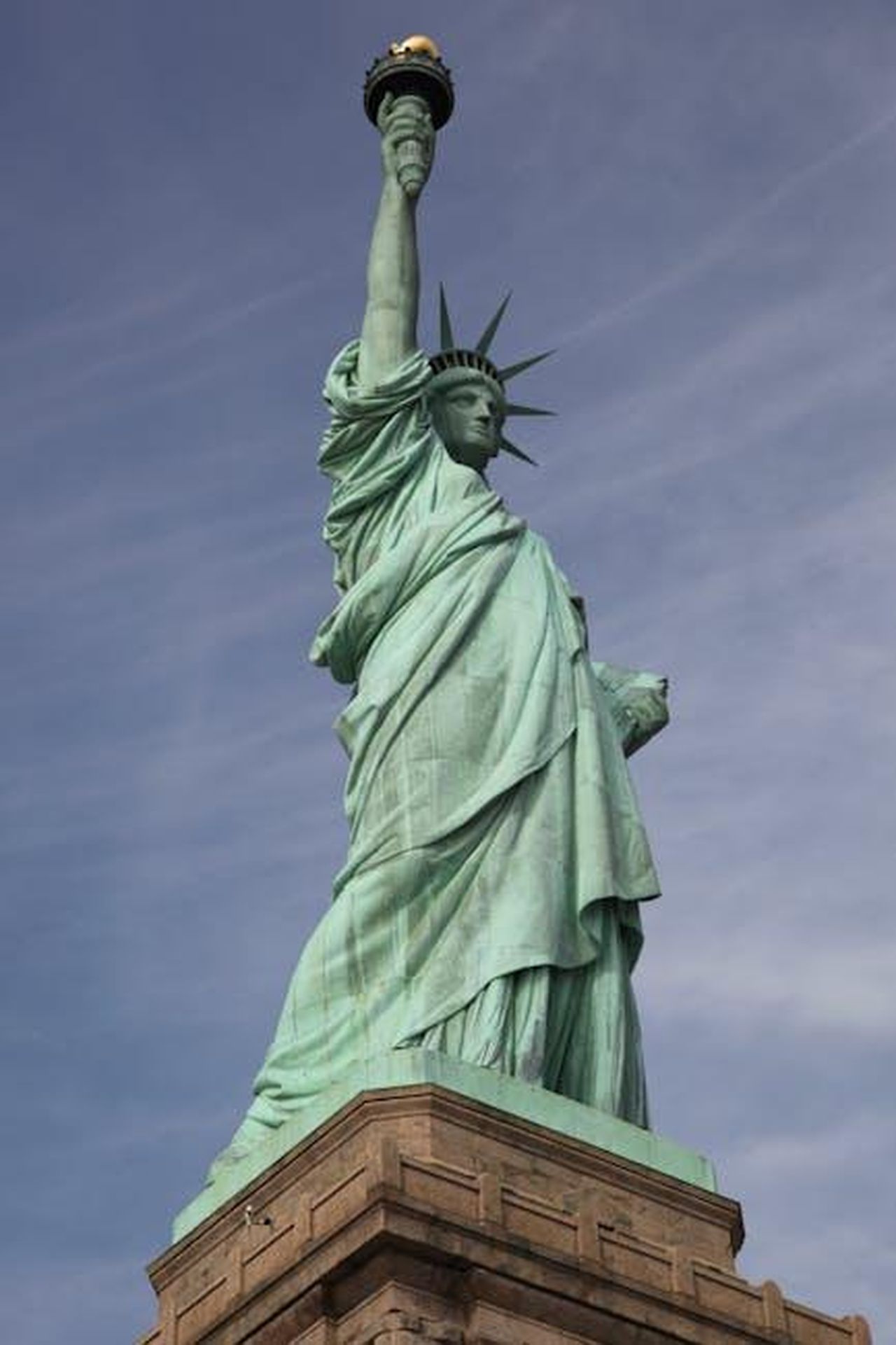 7_Leone_desiderio_di_libert_e_indipendenza_BM46jgKDCj - Confidenze24 Source: Marianna - pexels - Iconic Statue of Liberty against a clear blue sky in New York City.