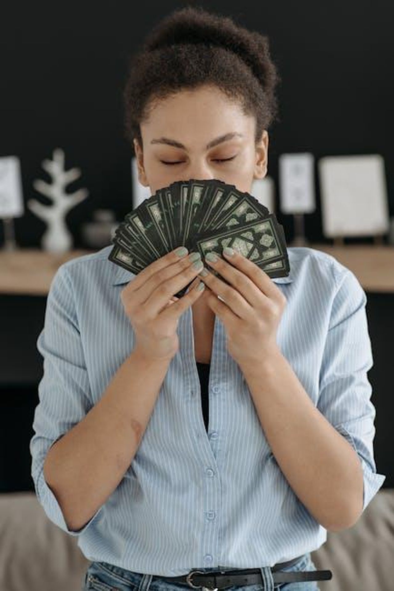 8_Leone_IEy0g81tyA - Confidenze24 Source: Pavel Danilyuk - pexels - Young woman holding tarot cards, contemplating in an open space.
