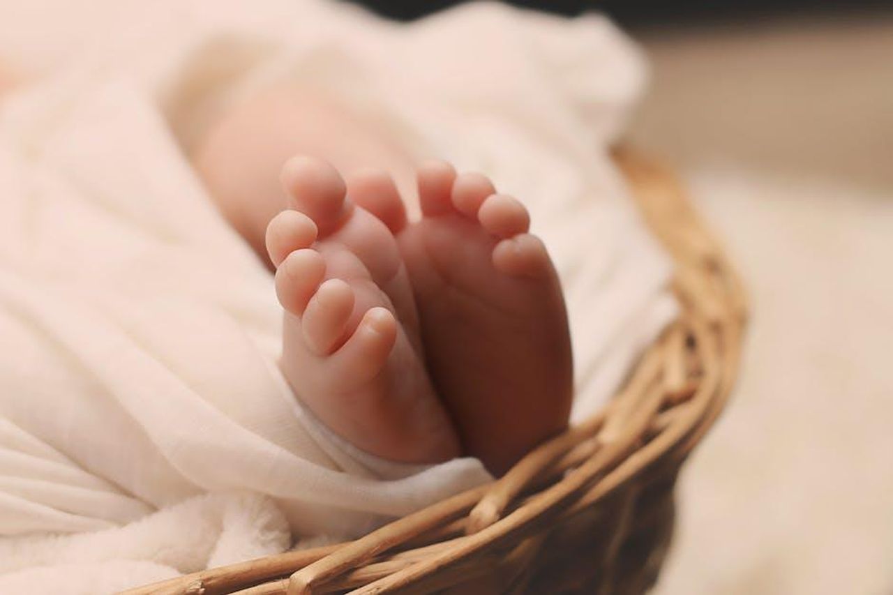 8_Sagittario_libert_in_amore_Tx7dVYEV8m - Confidenze24 Source: Pixabay - pexels - Adorable tiny newborn baby feet wrapped in a soft blanket inside a wicker basket.