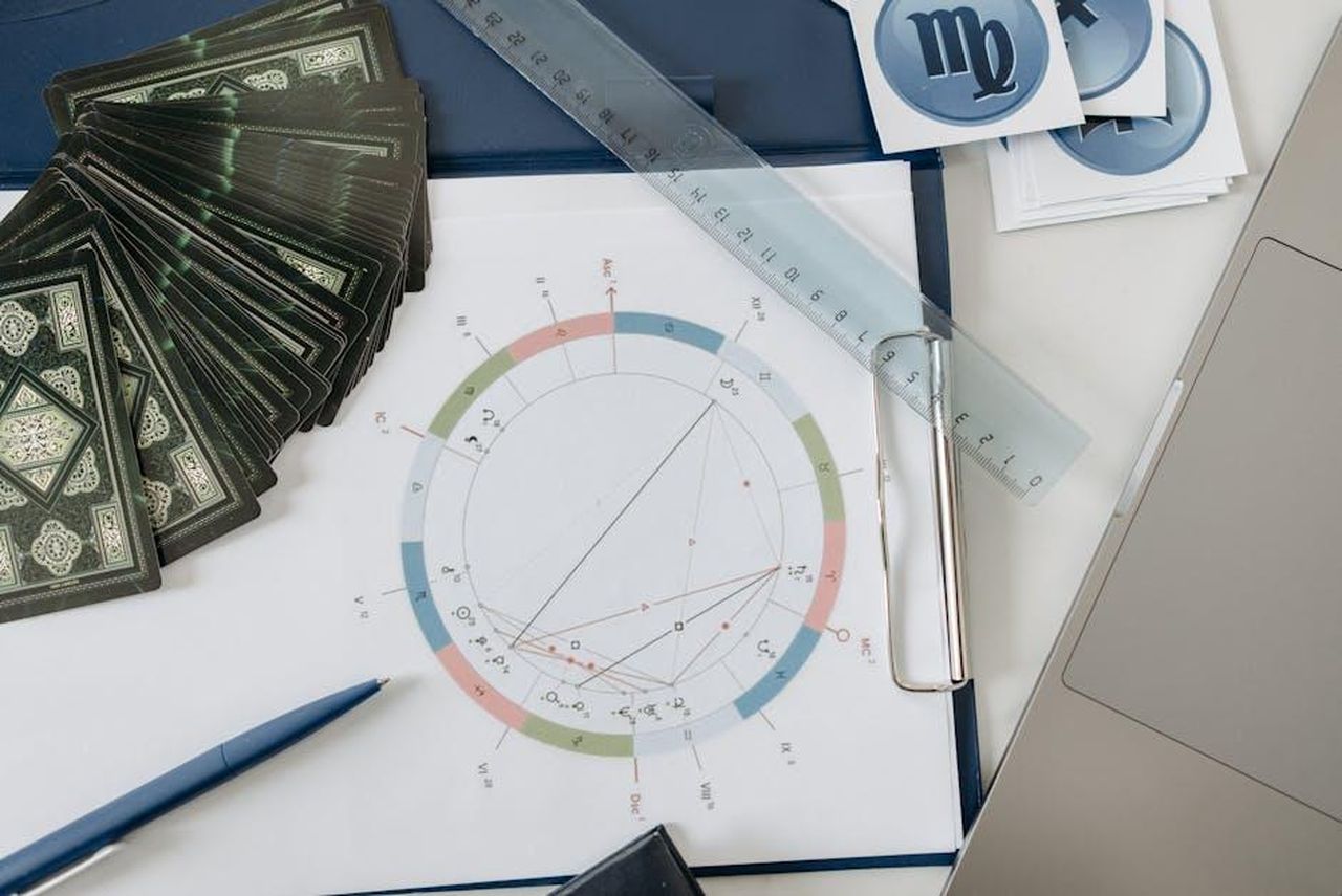 8_posto__Vergine_CFeumSdL61 - Confidenze24 Source: <a fref='https://www.pexels.com/@pavel-danilyuk' target='_new'>Pavel Danilyuk</a> pexels - Flat lay of astrology tools, including tarot cards and a natal chart, on a desk.