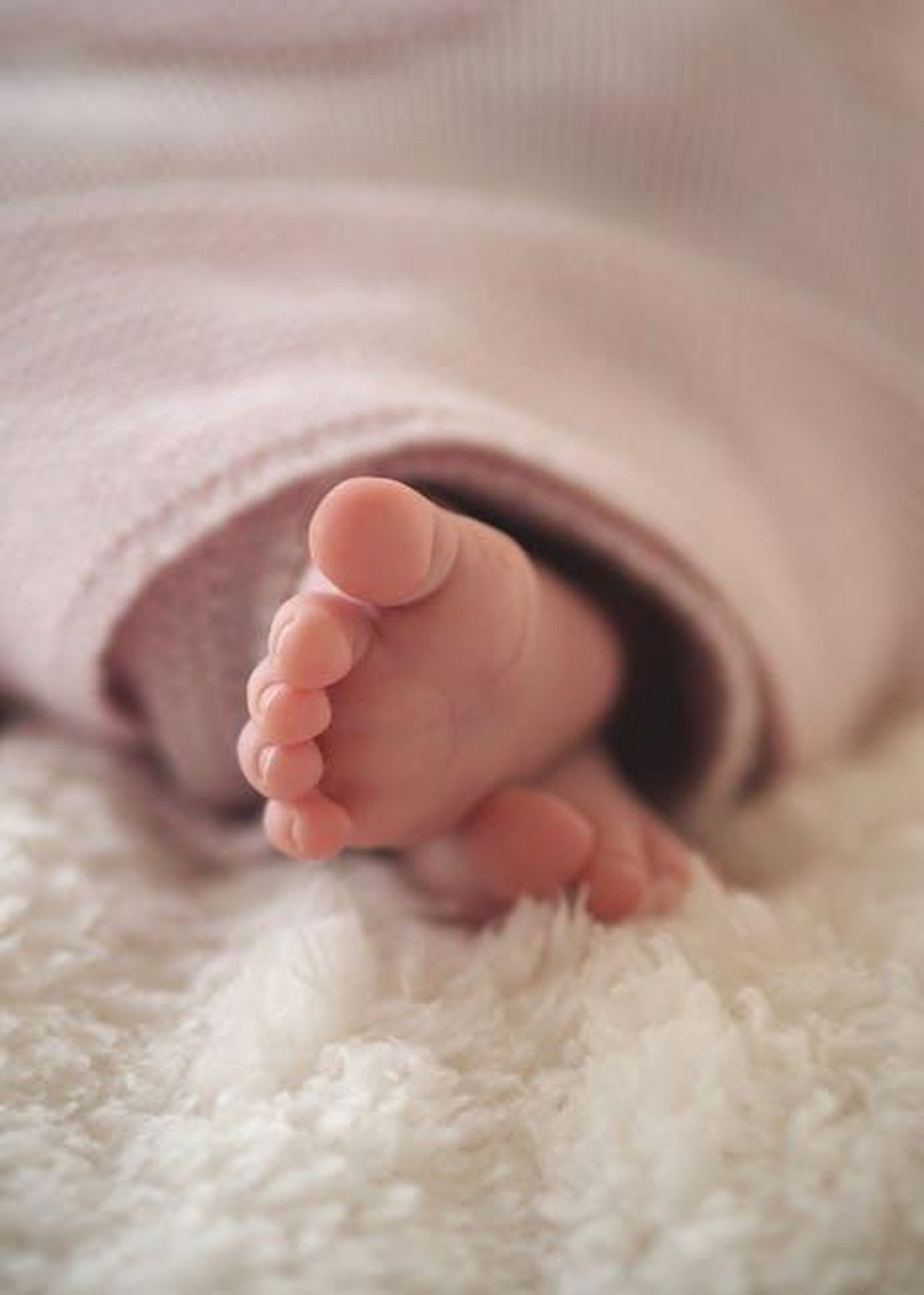 9_Acquario_bisogno_di_legami_KzCL3taA3S - Confidenze24 Source: Pixabay - pexels - A tender close-up of newborn baby feet wrapped in a soft blanket, capturing innocence and warmth.