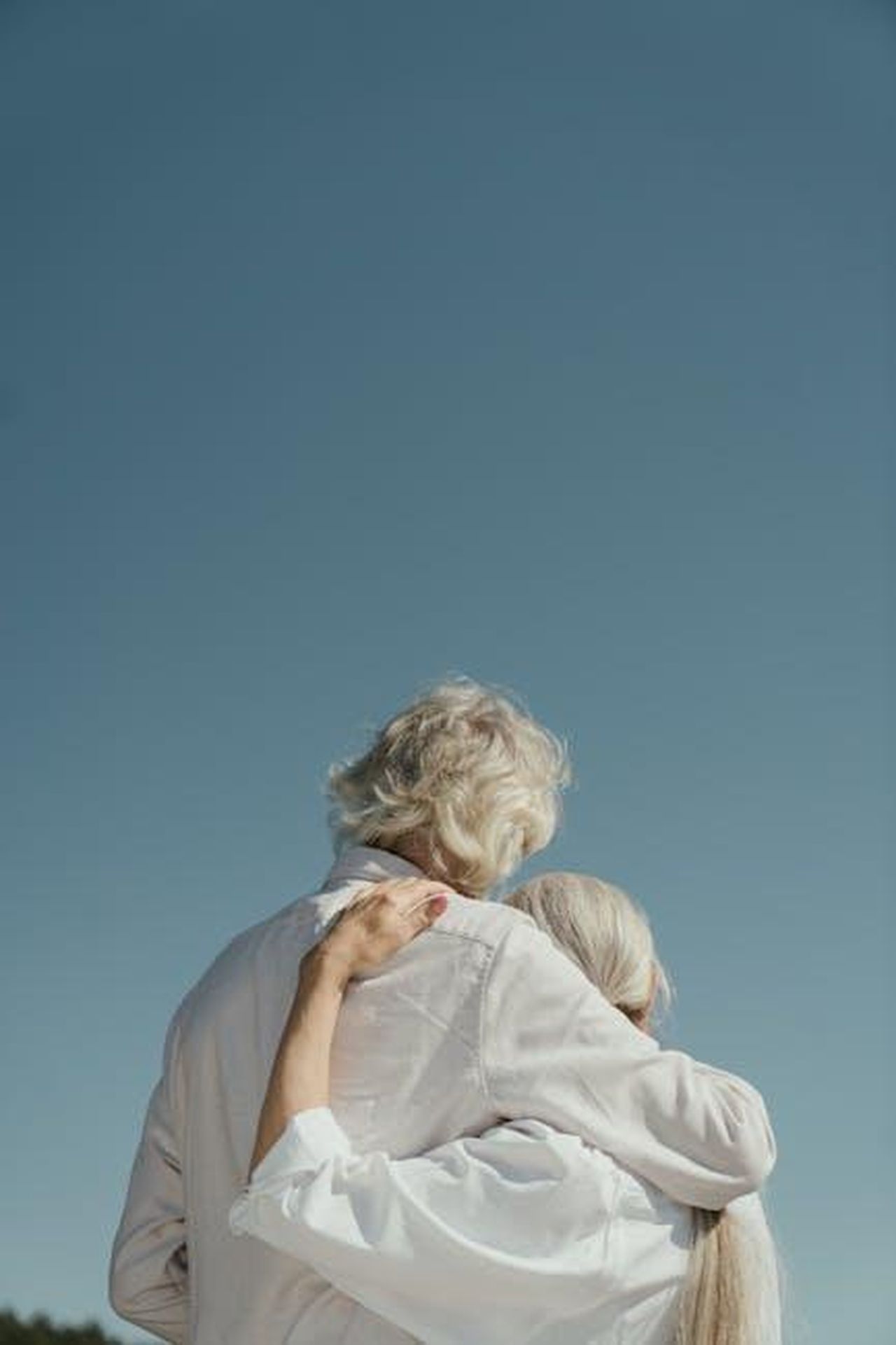 Accettare_linvecchiamento_un_messaggio_di_empowerment_0batF0iBrZ - Confidenze24 Source: cottonbro studio - pexels - A senior couple hugs tenderly outdoors under a serene sky, symbolizing love and companionship.