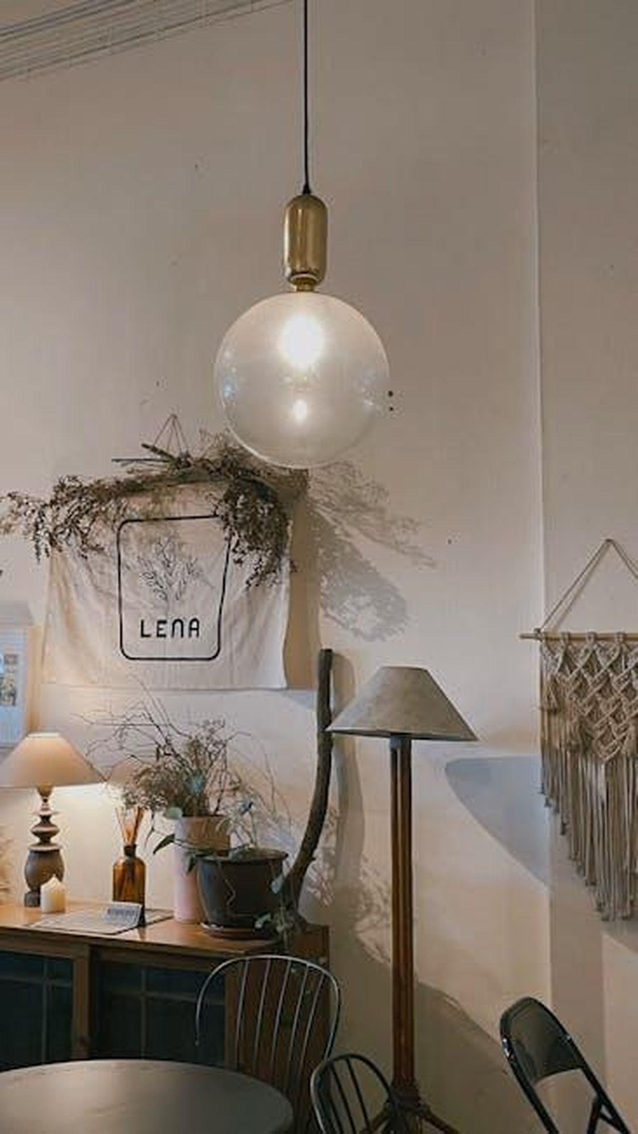 Accuse_di_tradimento_nei_confronti_di_Waithe_e66hYqB84C - Confidenze24 Source: jihashrf - pexels - Charming rustic interior with unique lighting and decor elements, perfect for inspiration.
