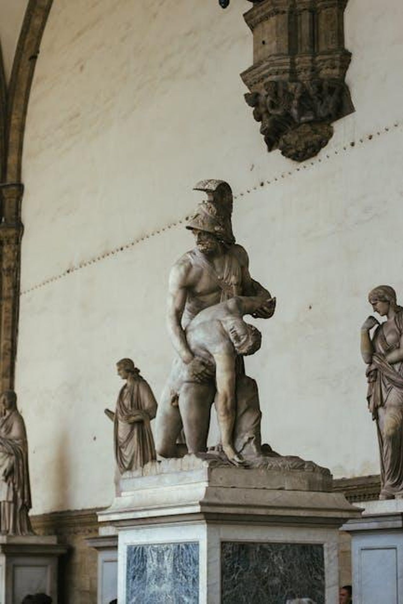 Achille_Lauro_con_Elodie__Un_tributo_a_Roma_A_mano_a_mano__Folle_citt_0rDqaFdLwN - Confidenze24 Source: Vladimir Gladkov - pexels - Classic marble statue depicting ancient Greek warriors in Loggia dei Lanzi, Florence.