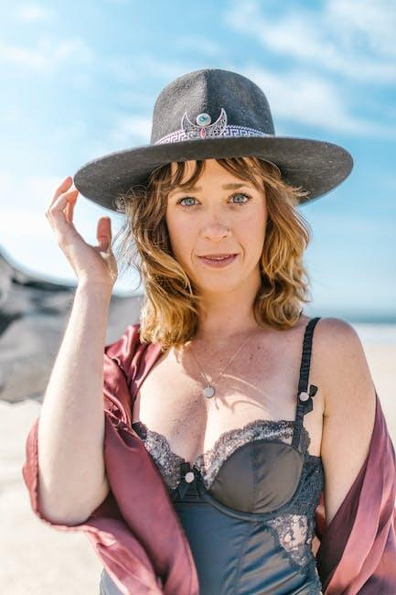 Acquario_20_gennaio__18_febbraio_oxWQiF4QOh - Confidenze24 Source: RDNE Stock project - pexels - Portrait of a fashionable woman in a hat enjoying a sunny day at the beach.
