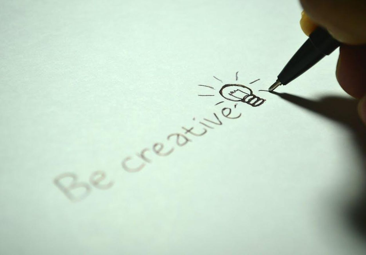 Acquario_Creativit_e_originalit_qkqDHFtGp6 - Confidenze24 Source: Pixabay - pexels - Close-up of handwritten 'Be creative' with a light bulb sketch on paper.
