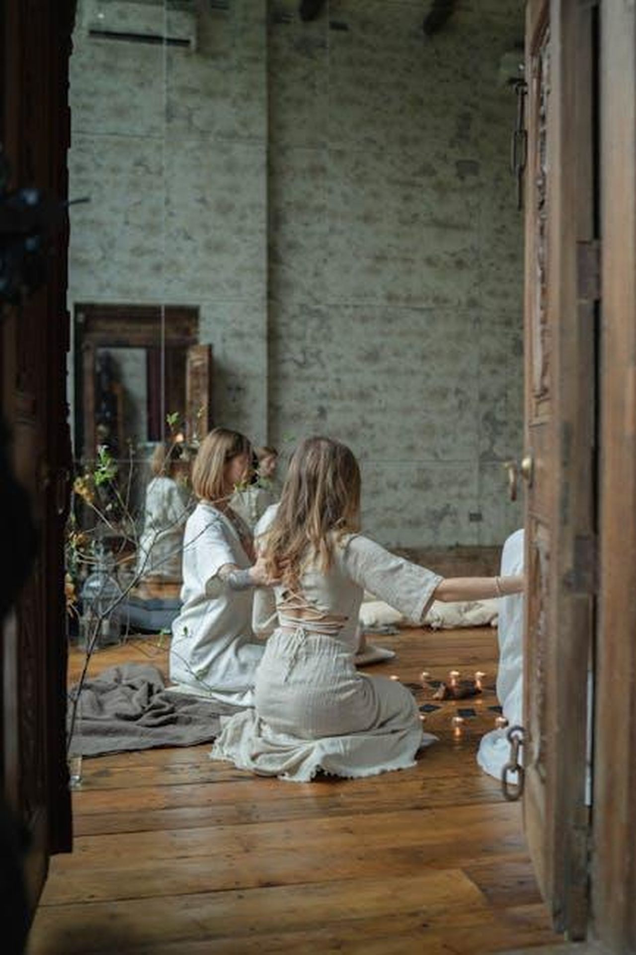 Acquario__Espansione_mentale_tE4YgfmxdJ - Confidenze24 Source: Anastasia Shuraeva - pexels - Group of women performing a candlelit spiritual session indoors, surrounded by natural elements.