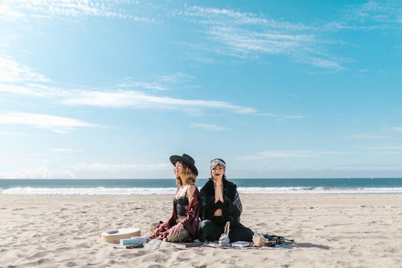 Acquario_benessere_in_amore_Sa5xq19vGv - Confidenze24 Source: RDNE Stock project - pexels - Women practicing meditation and crystal healing on a sunny beach.