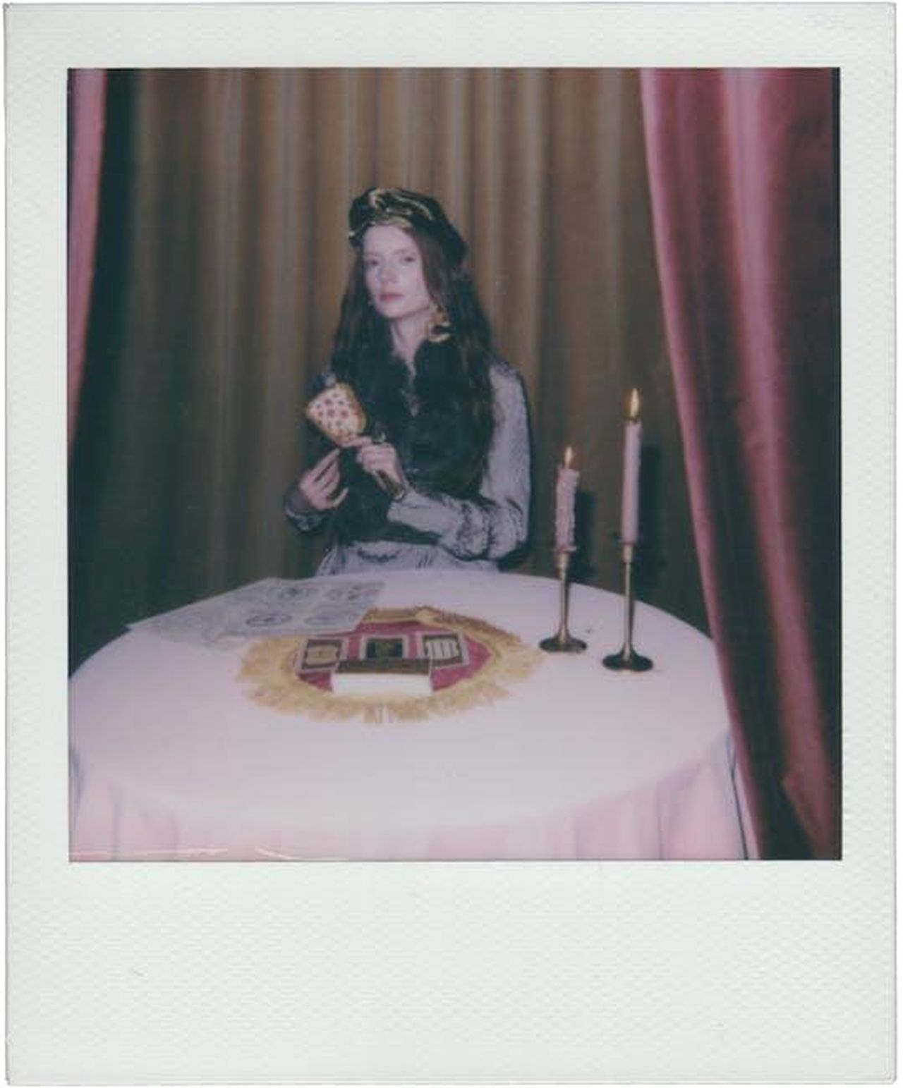 Acquario_occasioni_per_incontri_e_legami_di_amicizia_lJ3WusMEmf - Confidenze24 Source: cottonbro studio - pexels - A woman fortune teller with tarot cards and candles at a round table, creating a mystical ambiance.