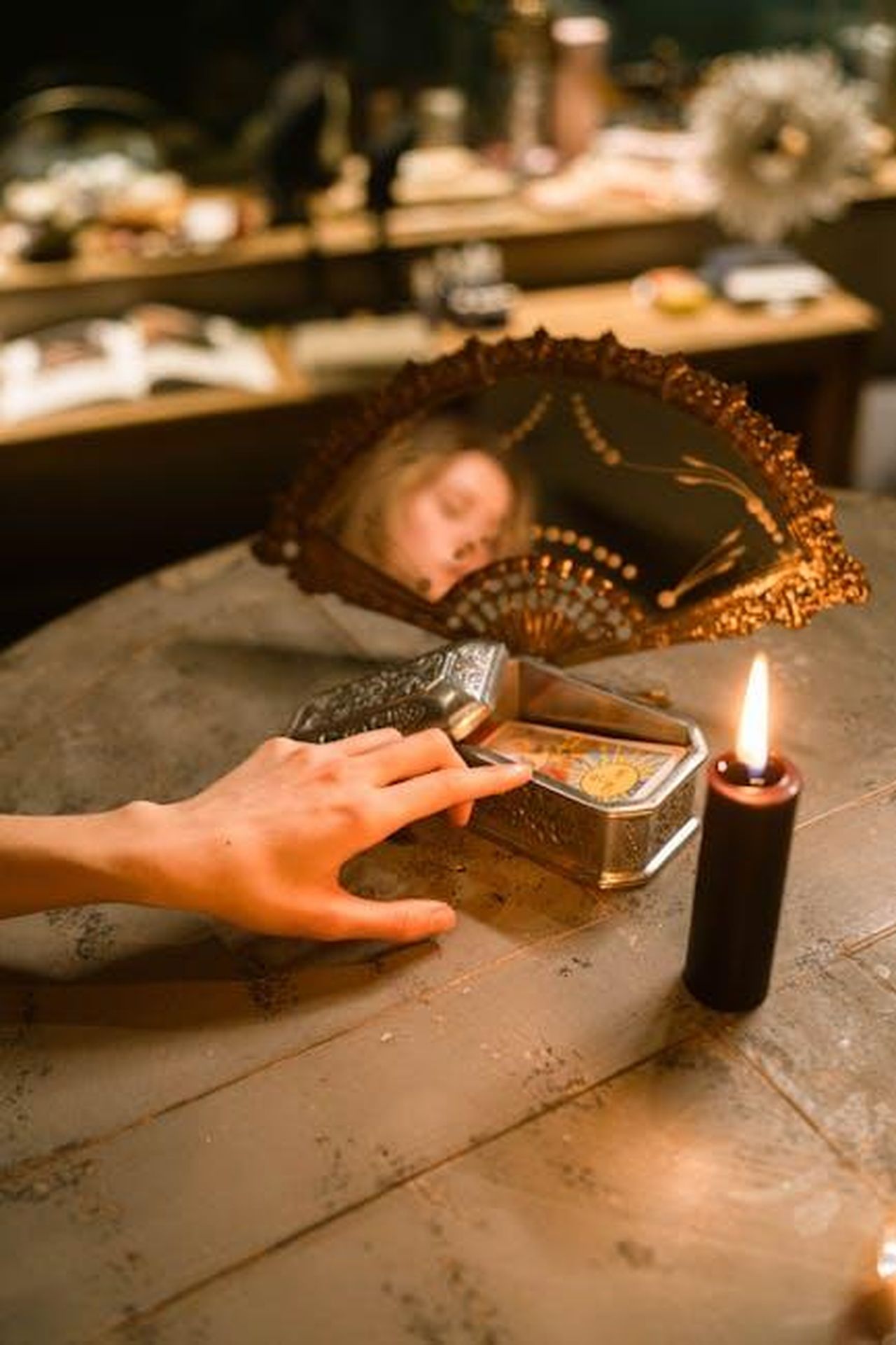 Acquario_situazione_complessa_e_attenzione_alla_salute_1u02Ewnuhy - Confidenze24 Source: Anastasia Shuraeva - pexels - A mystical tarot reading scene with a lit candle and reflective mirror setting a mysterious ambiance.