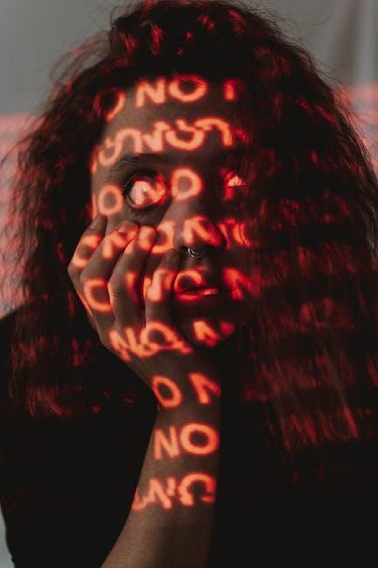 Adelaide_invia_un_misterioso_messaggio_ad_Umberto_f0smnsmUa8 - Confidenze24 Source: lil artsy - pexels - Moody portrait with dramatic text projections and red lighting.