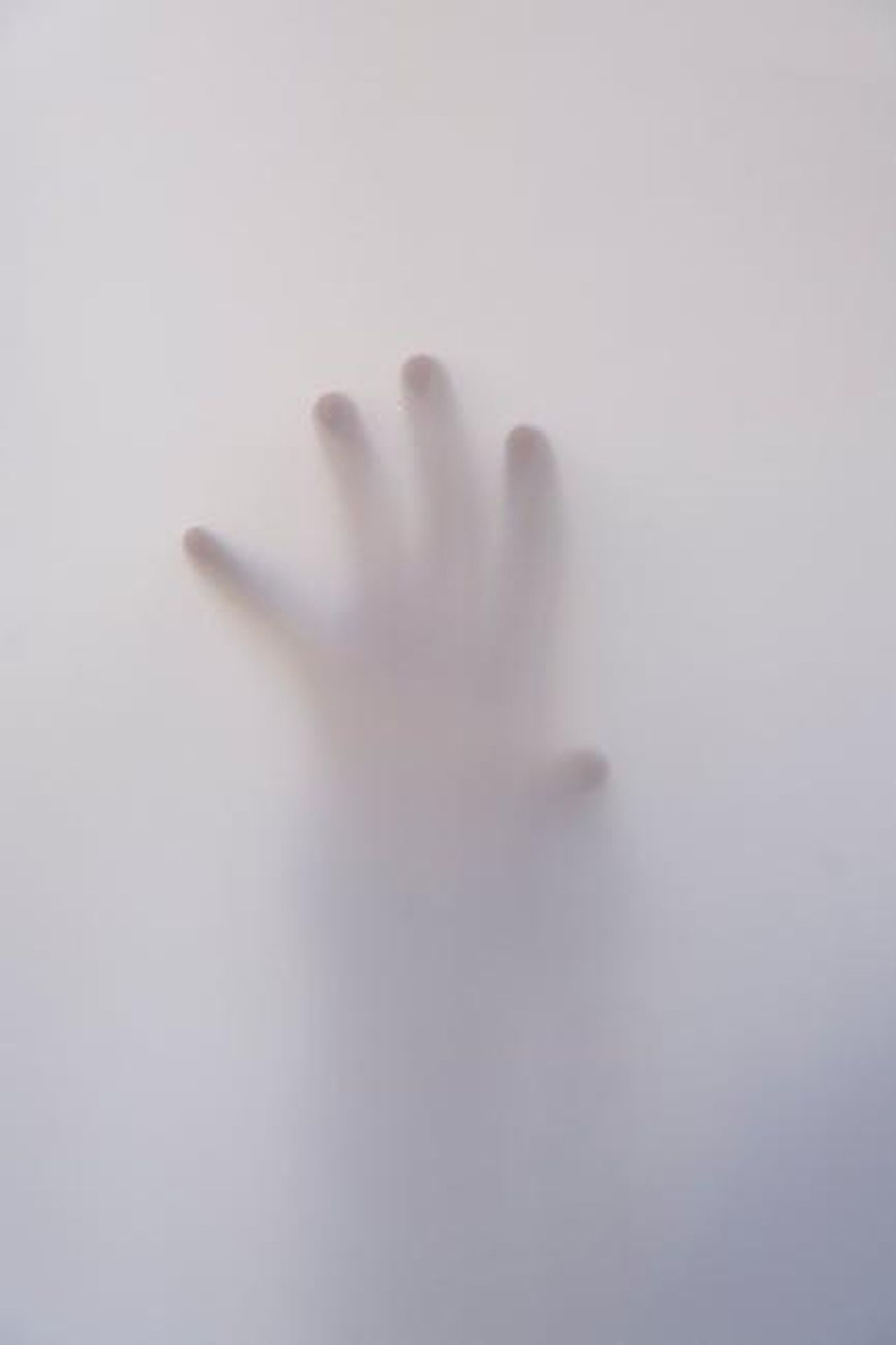 Adelaide_manda_un_messaggio_misterioso_a_Umberto_Lll44UuPtE - Confidenze24 Source: Pedro Figueras - pexels - Eerie image of a hand reaching through a foggy surface, evoking mystery and suspense.