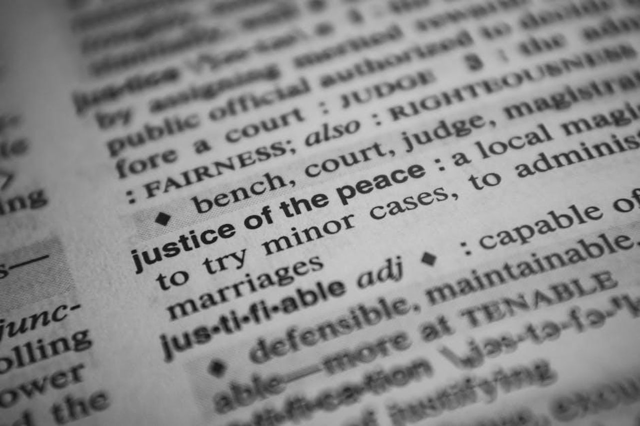 Adil_spiega_il_significato_di_boner_RvuUshuiPh - Confidenze24 Source: Nothing Ahead - pexels - Close-up image of the definition 'justice of the peace' in a dictionary.