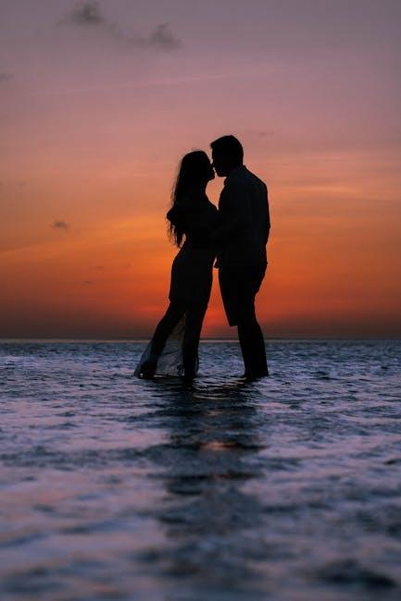 Affleck_e_le_sue_esigenze_in_una_futura_partner_6oaE1AgEAZ - Confidenze24 Source: mododeolhar - pexels - Silhouette of a couple kissing at the beach during a vibrant sunset, creating a romantic ambiance.