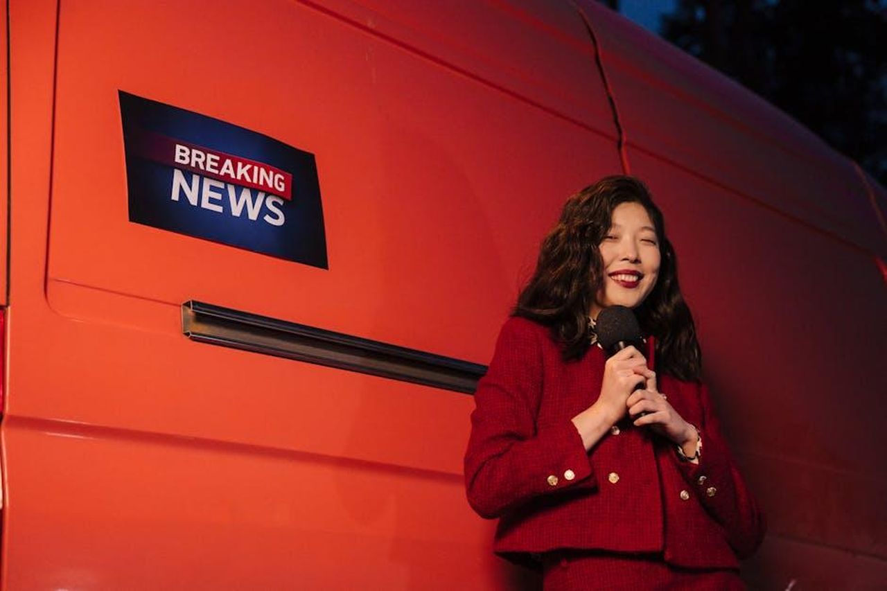 Alessandro_Cattelan_Esempio_di_accanimento_terapeutico_dice_Magalli_twOTdmvi52 - Confidenze24 Source: cottonbro studio - pexels - Asian female reporter smiling with microphone besides a news van at night.