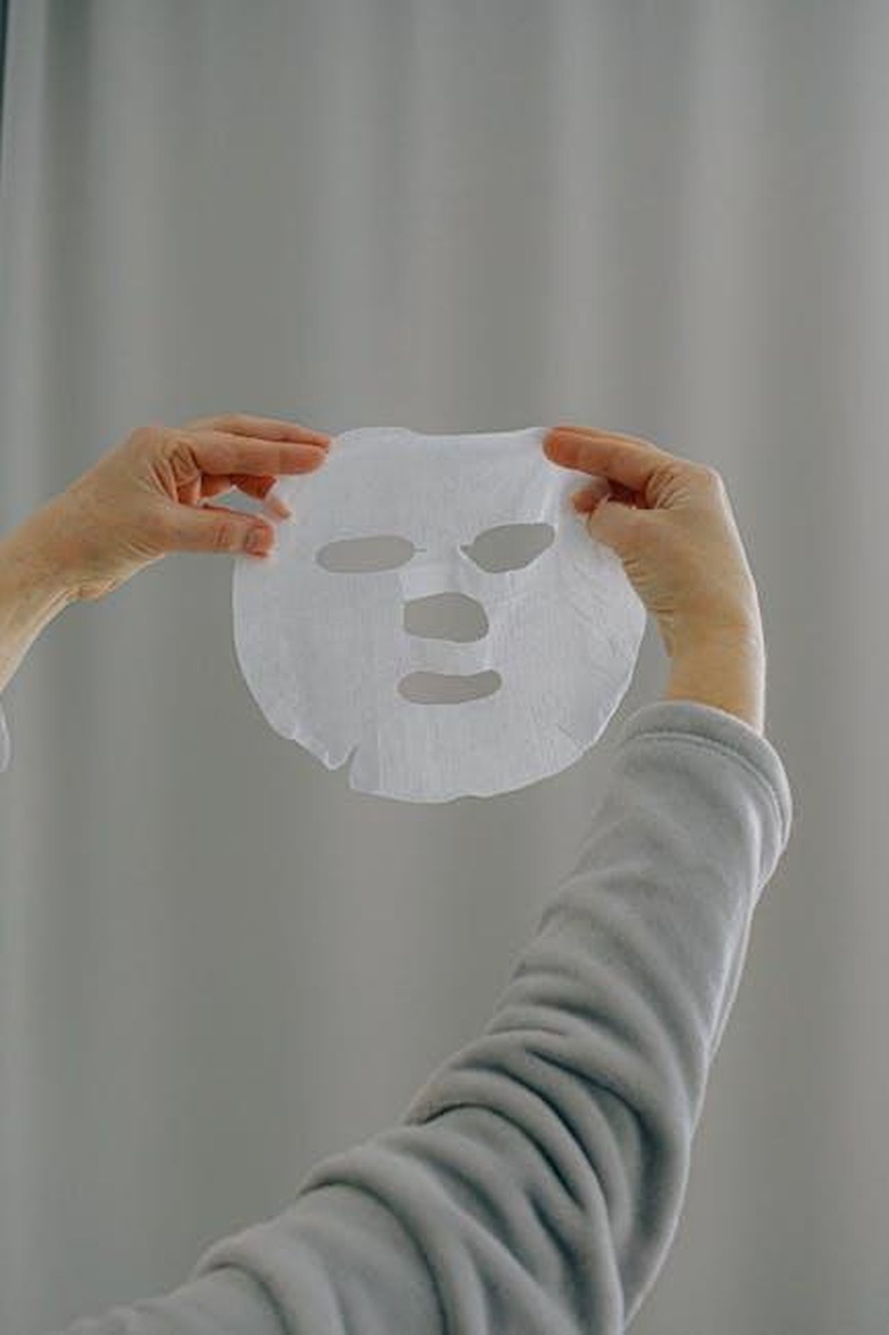 Alfonso_contro_Mariavittoria_al_Grande_Fratello_Mi_hai_tradito_pi_volte_pwcquKZ5z5 - Confidenze24 Source: Anna Shvets - pexels - Hands presenting a white sheet mask against a neutral background, promoting skincare and wellness.