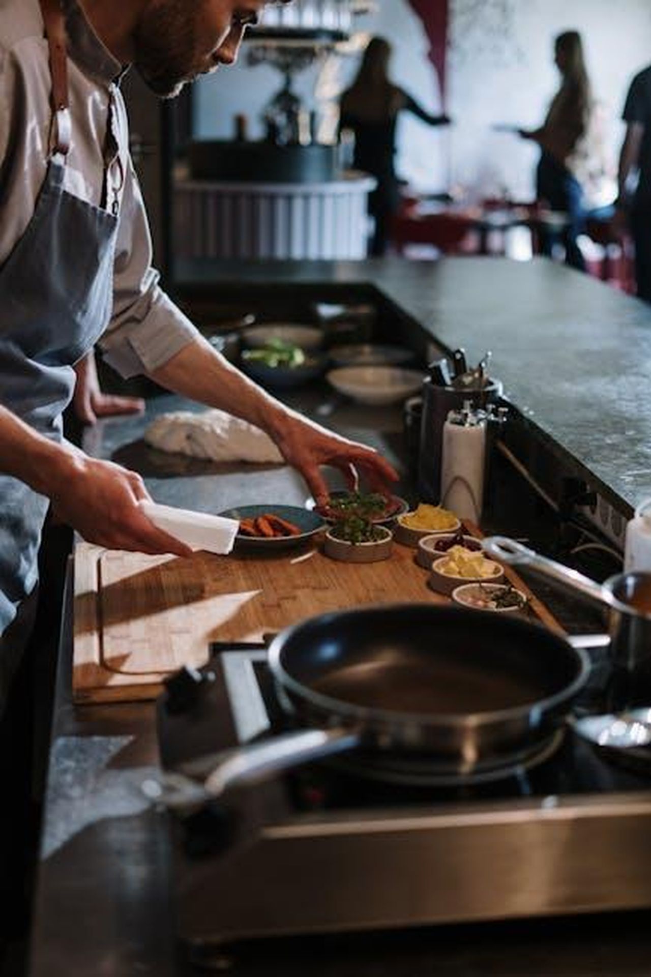 Alison_e_Dermot_criticati_la_settimana_scorsa_su_This_Morning_zMxLq6kP1i - Confidenze24 Source: cottonbro studio - pexels - Chef organizing ingredients at a restaurant kitchen counter, ready for cooking.