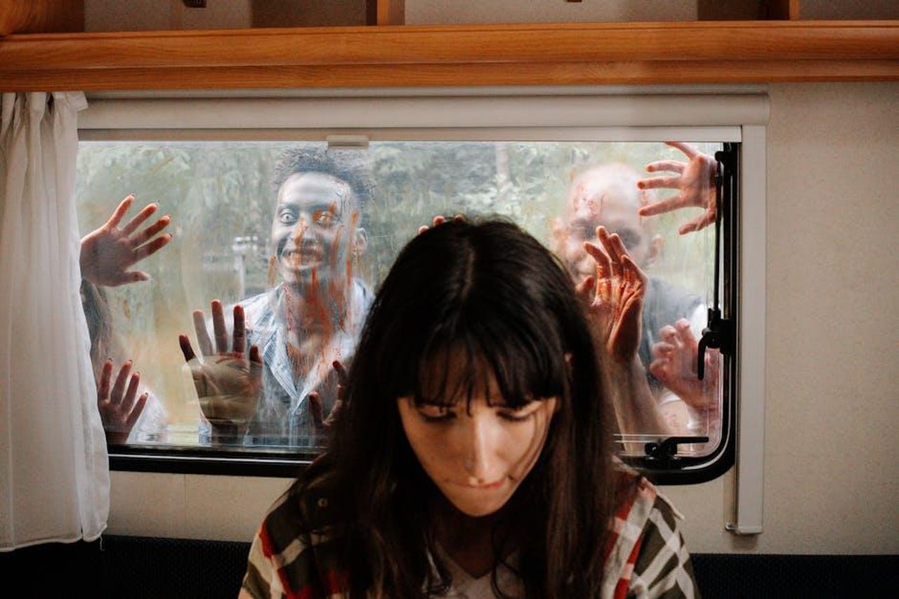 Alison_firma_per_Hole_in_the_Wall_5JpvYgV9lj - Confidenze24 Source: cottonbro studio - pexels - A woman sits unaware while terrifying zombies threaten through the window.