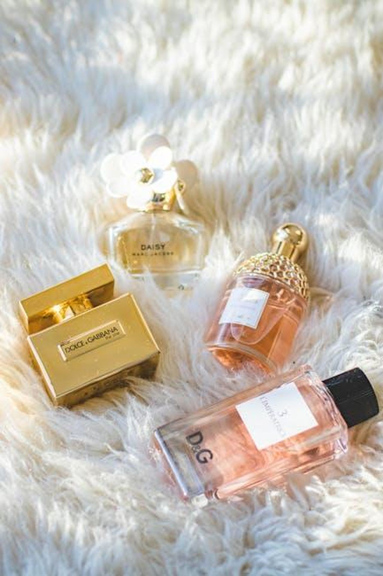 Alonso_e_Maria_Antonia_si_baciano_qHdS7geI8x - Confidenze24 Source: Valeria Boltneva - pexels - A collection of elegant perfume bottles arranged on a plush fur surface, showcasing luxury and sophistication.