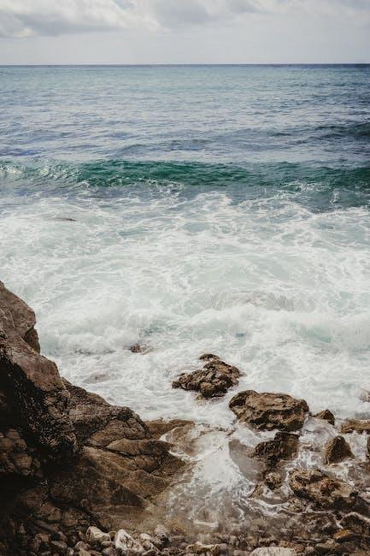 Angelo_Perla_lascia_il_programma_dopo_la_segnalazione_della_dama_ON91MfPsKr - Confidenze24 Source: Anna Sanderson - pexels - Explore the dynamic waves crashing onto the rugged rocks of Budva, Montenegro in this captivating coastal image.
