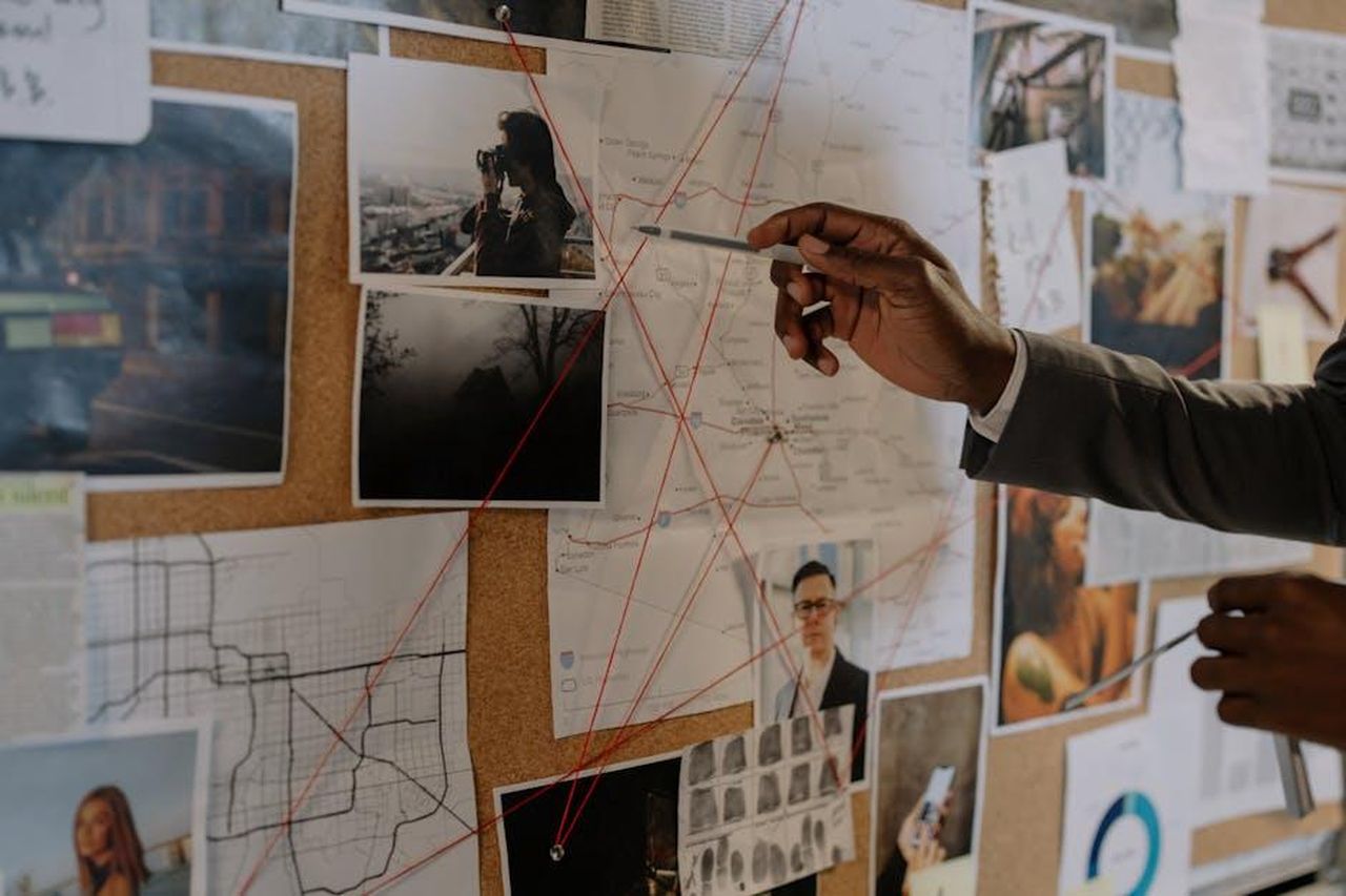 Anna_Reali_non_si_fida_dellinvestigatore_Luca_Bonnard_AUrEzKqK8G - Confidenze24 Source: cottonbro studio - pexels - Detective examines a corkboard with maps and photos to solve a mystery.