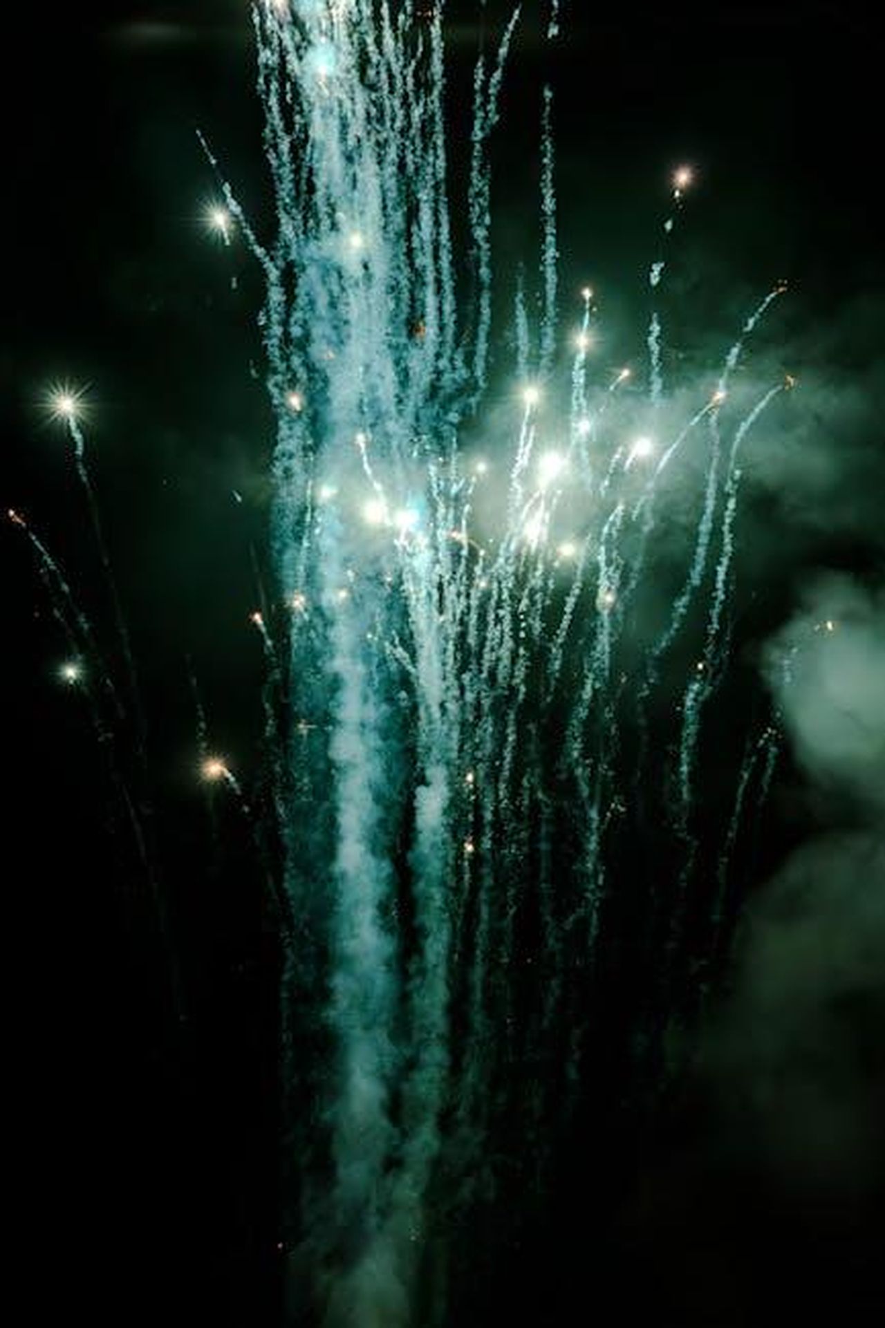 Anteprima_degli_episodi_rimanenti_della_stagione_10_di_Ready_To_Love_or0LAGN4ew - Confidenze24 Source: winter visual - pexels - Vibrant fireworks light up the night sky in Sankt Aegyd am Neuwalde, Austria.