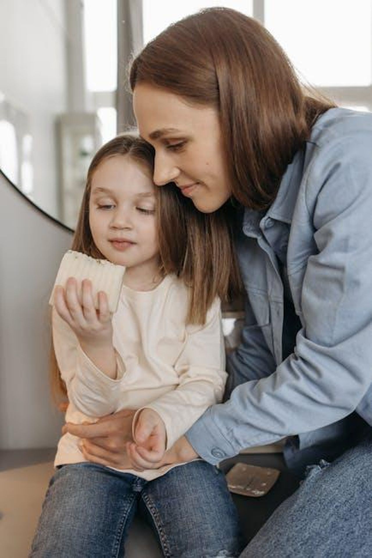 Anticipazioni_Un_posto_al_sole__settimana_dal_24_al_28_febbraio_2025_5T1as9837F - Confidenze24 Source: Pavel Danilyuk - pexels - A mother and daughter bonding moment while holding bar soap indoors.