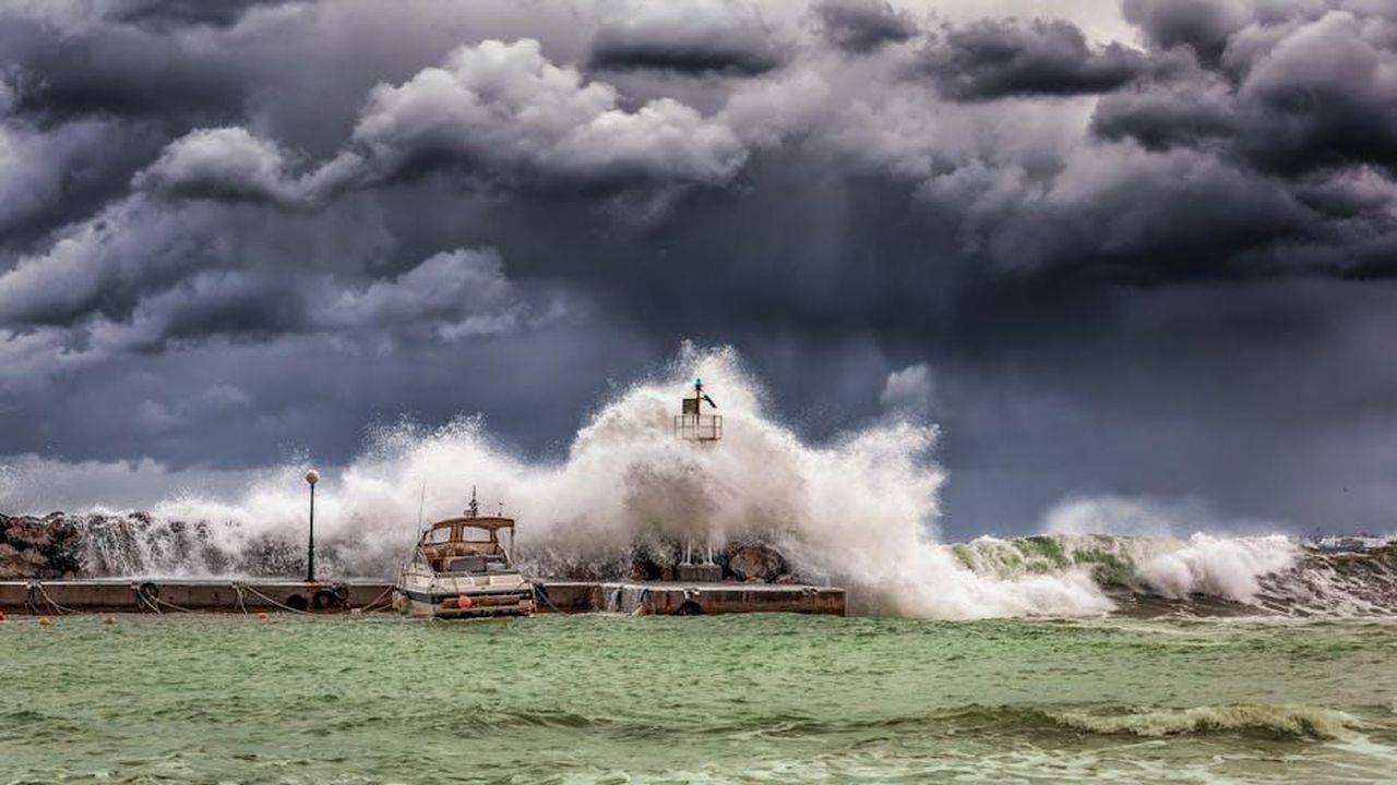 Anticipazioni_puntate_italiane_yAOV0wb22N - Confidenze24 Source: GEORGE DESIPRIS - pexels - Powerful waves crash against a pier and lighthouse under dark stormy skies.