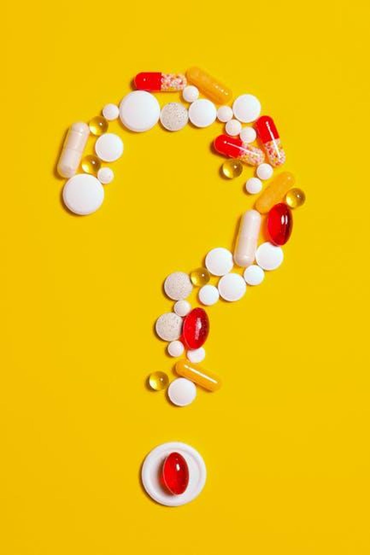Antonella_Clerici_ha_rivelato_di_essere_stata_costretta_a_prendersi_le_vitamine_per_tirarsi_su_Ap4usHhzkS - Confidenze24 Source: Anna Shvets - pexels - A creative arrangement of various pills forming a question mark against a bright yellow background.