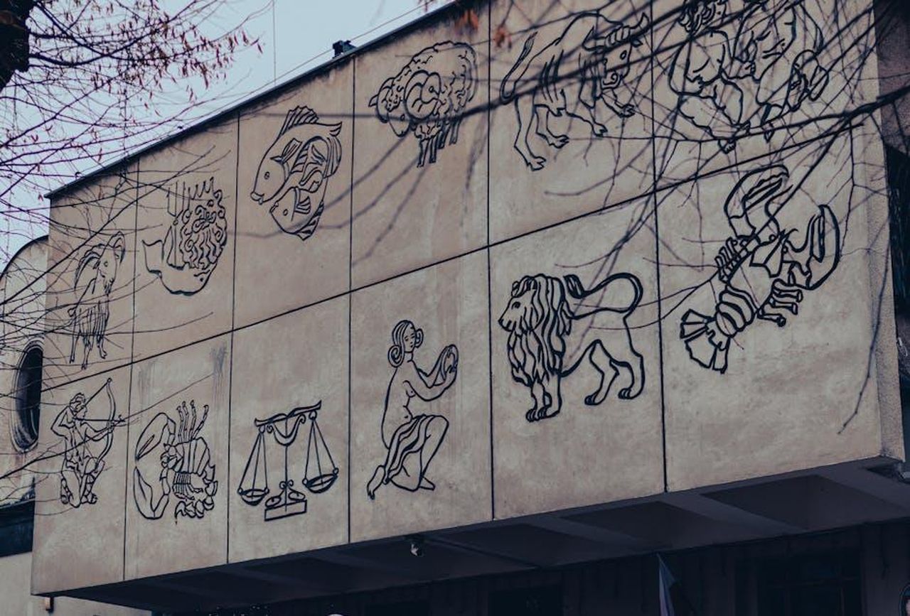 Ariete__Energia_esplosiva_e_nuove_passioni_cQxlxRCmRJ - Confidenze24 Source: Jakub Pabis - pexels - Outdoor mural depicting zodiac signs on a building wall in Chrzanow, Poland.