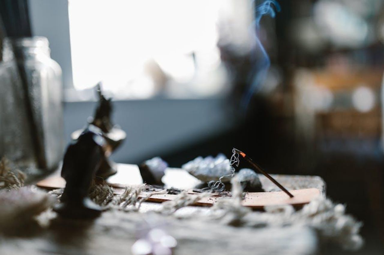 Ariete__rOzDf5JI5i - Confidenze24 Source: RDNE Stock project - pexels - An incense stick burning on a table, creating a soothing atmosphere with gentle smoke.