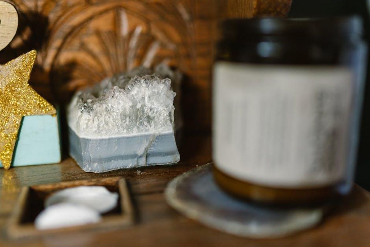 Ariete_determinazione_vincente_vNxuS7pXur - Confidenze24 Source: RDNE Stock project - pexels - A serene still life featuring crystals, a candle, and a star decoration.