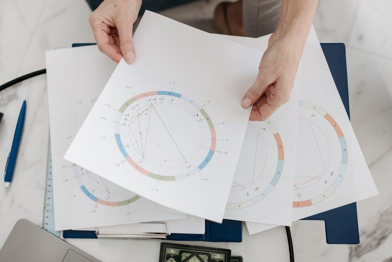 Ariete_incontri_sentimentali_e_lucidit_sul_lavoro_CHI5ZGyQeJ - Confidenze24 Source: Pavel Danilyuk - pexels - Hands holding astrological charts and graphs, symbolizing horoscopes and fortune-telling.