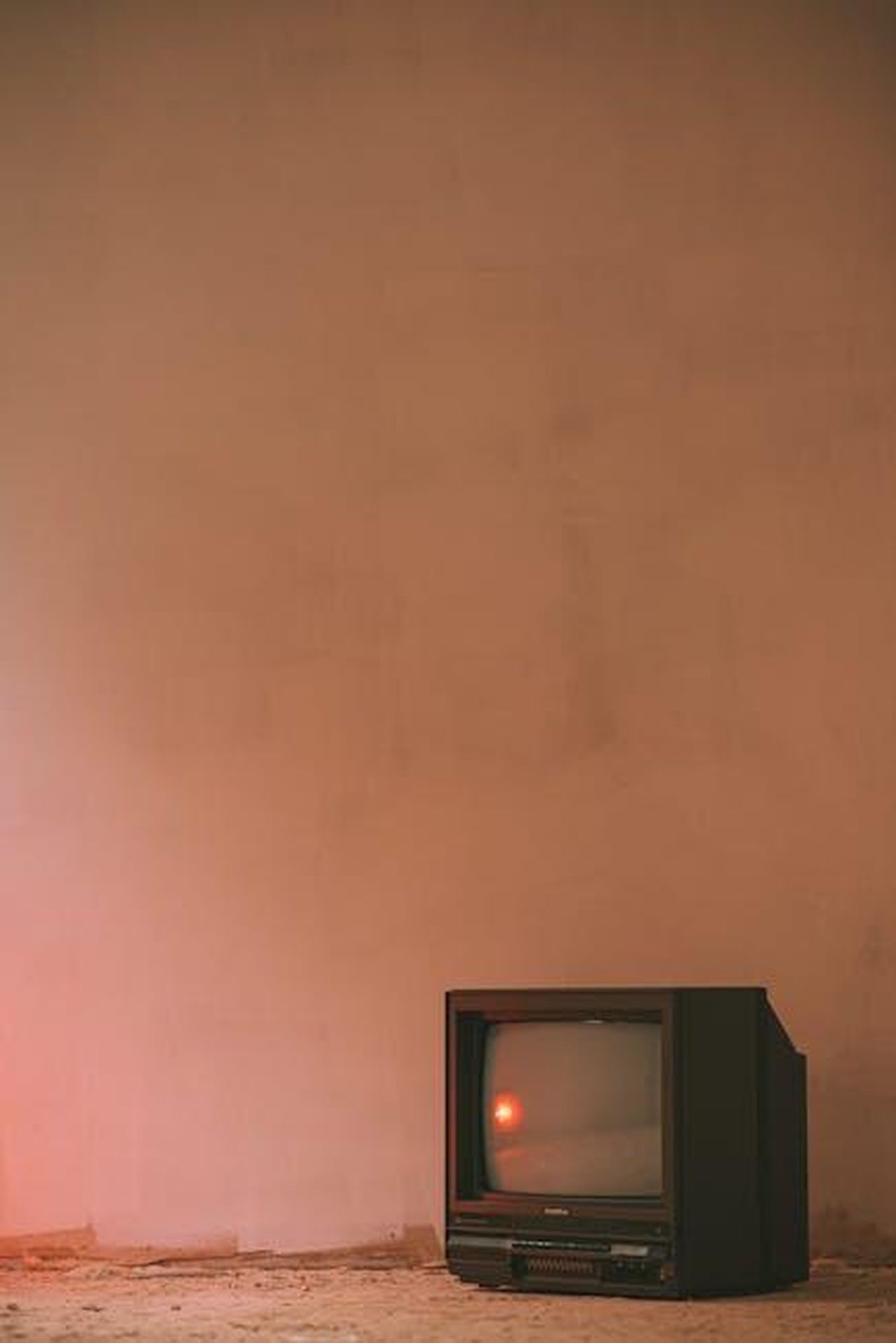 Ascolti_DayTime_Pomeriggio_i_dati_del_19_febbraio_2025_c1nrWqA32v - Confidenze24 Source: Anete Lusina - pexels - An old CRT TV in a minimalist room with warm lighting and vintage style.