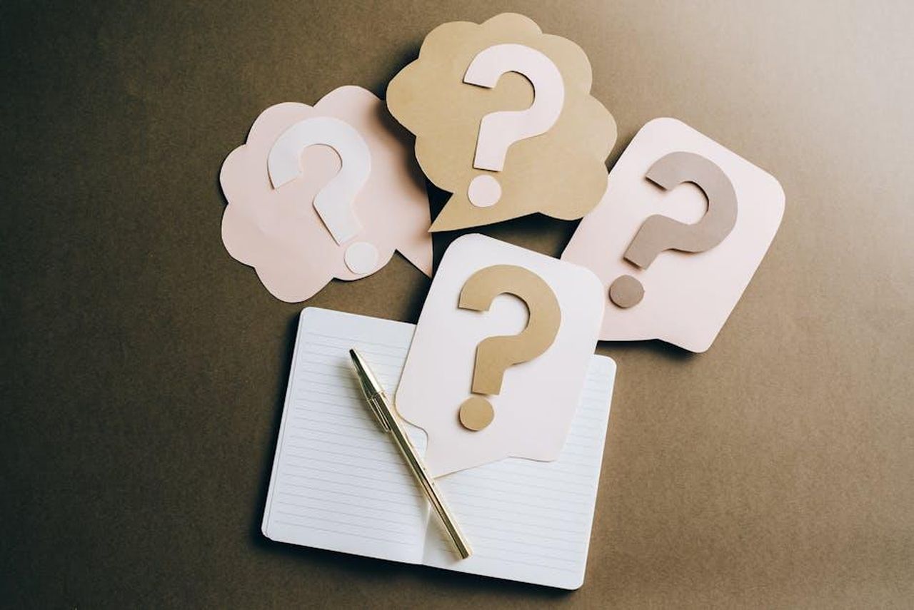Ascolti_in_calo_per_lultima_edizione_di_Reazione_a_catena_5RMA5lP5xF - Confidenze24 Source: Leeloo The First - pexels - Flat lay of question mark paper crafts on a notebook, symbolizing questions and ideas.