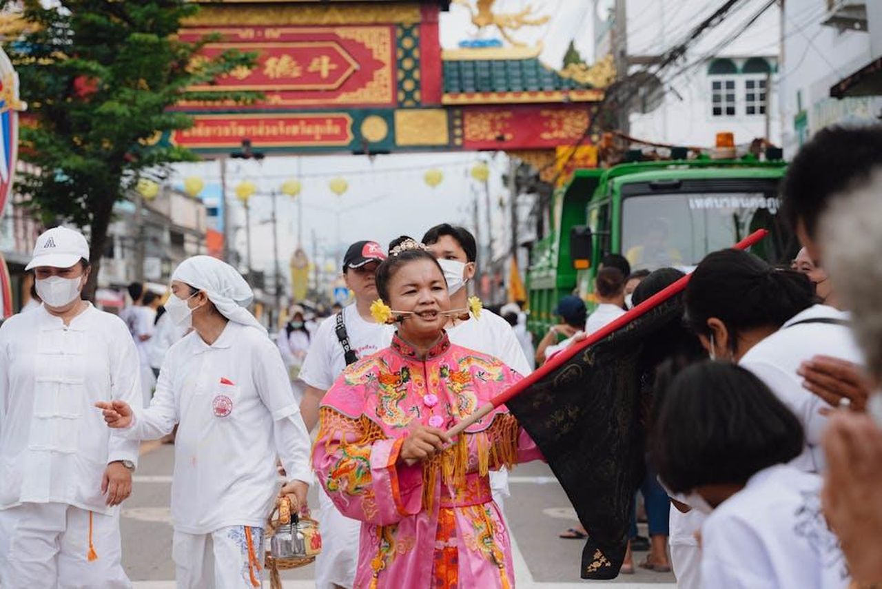 Attivit_e_intrattenimento_al_festival_DCG8Z9FvGO - Confidenze24 Source: Maksim Romashkin - pexels - Colorful participants in the Phuket Vegetarian Festival parade, capturing vibrant Thai culture.