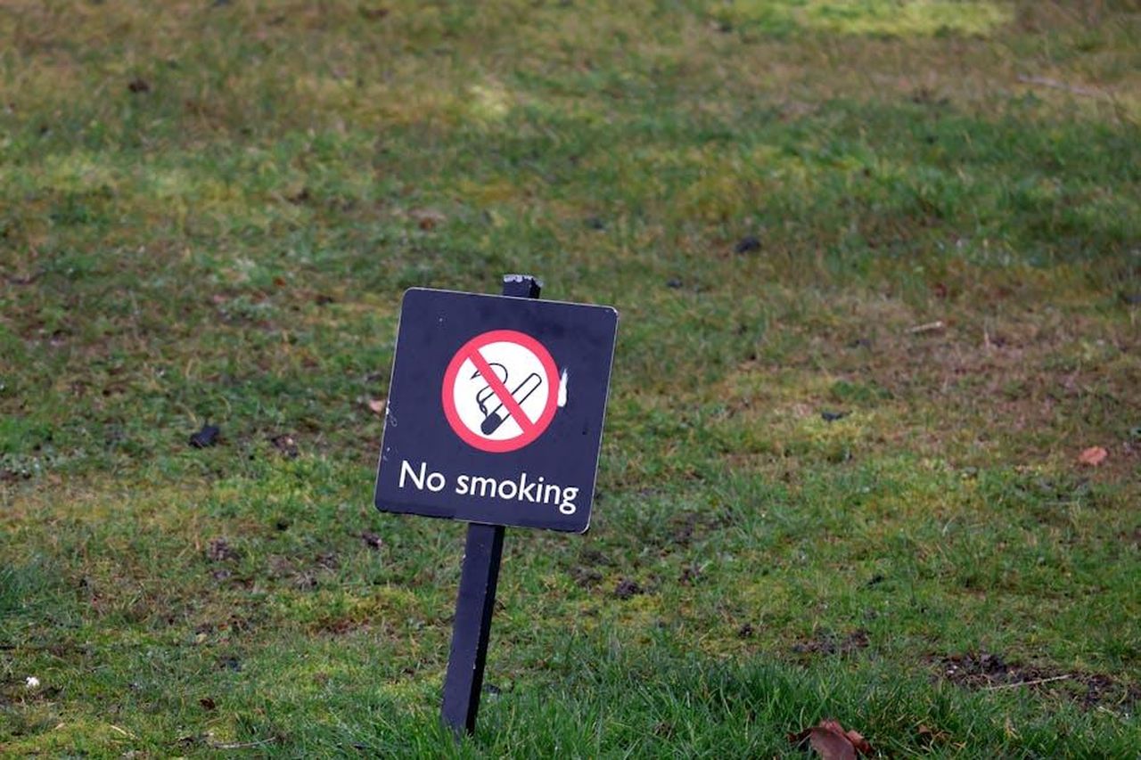 Avvertimento_della_BBC_per_un_video_promozionale_rhMh4mkKTI - Confidenze24 Source: Ulad R - pexels - No smoking sign outside