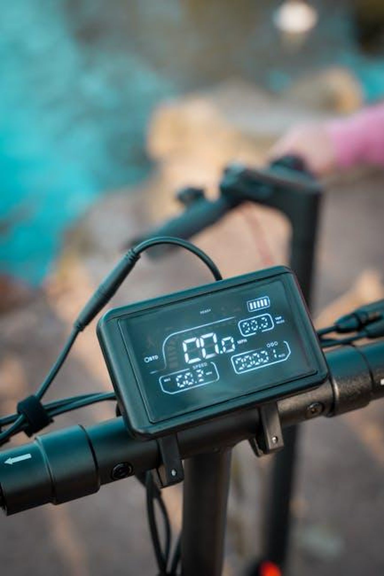 Barbara_bacia_un_cavaliere_del_trono_over_vg5ZZsD3W1 - Confidenze24 Source: Assedrani Official - pexels - Detailed view of an electric scooter dashboard with digital display on a sunny day.