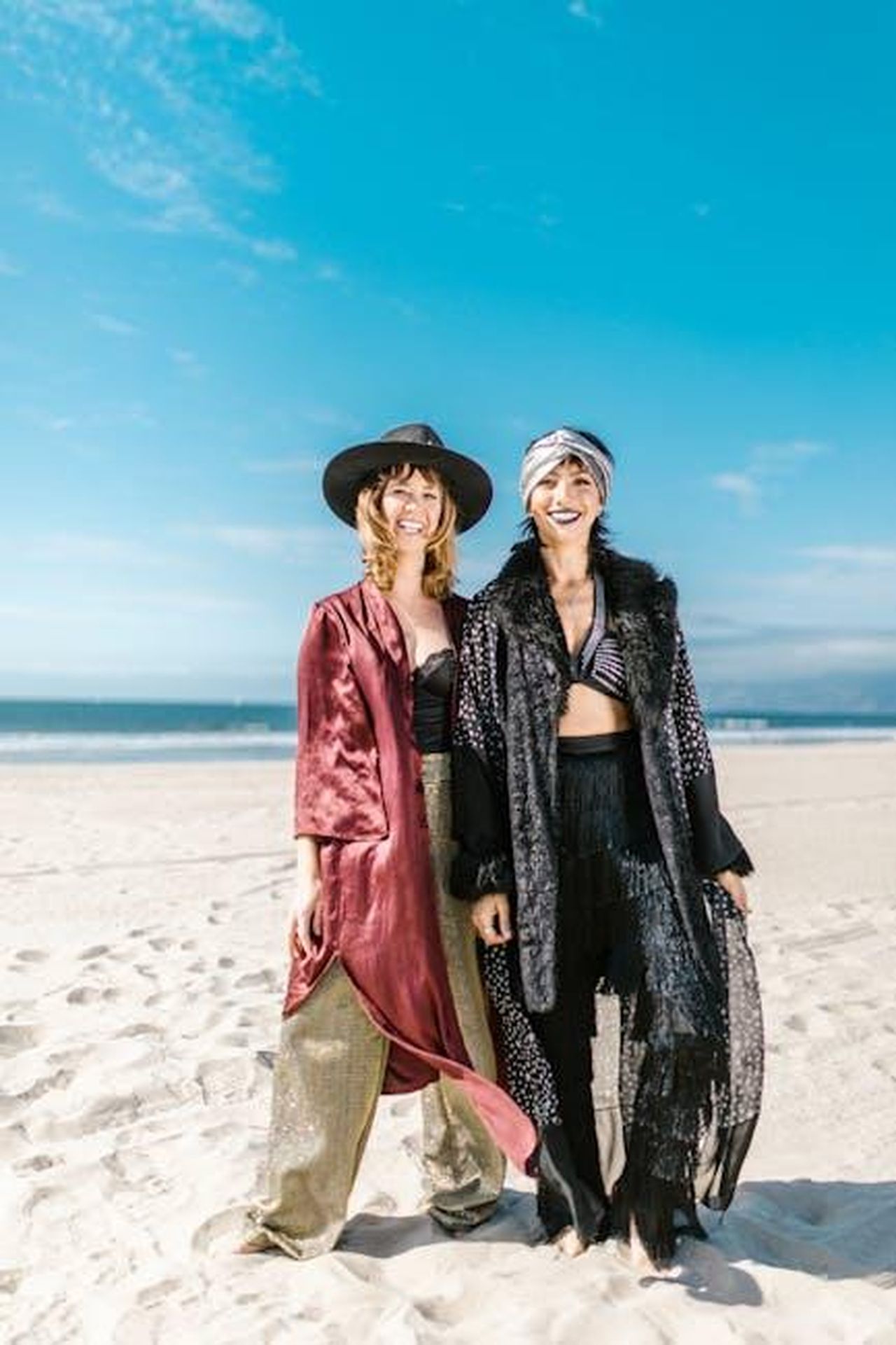Bilancia_23_settembre__22_ottobre_0FMGFUHVfE - Confidenze24 Source: RDNE Stock project - pexels - Two women in bohemian attire enjoying a sunny day at the beach.