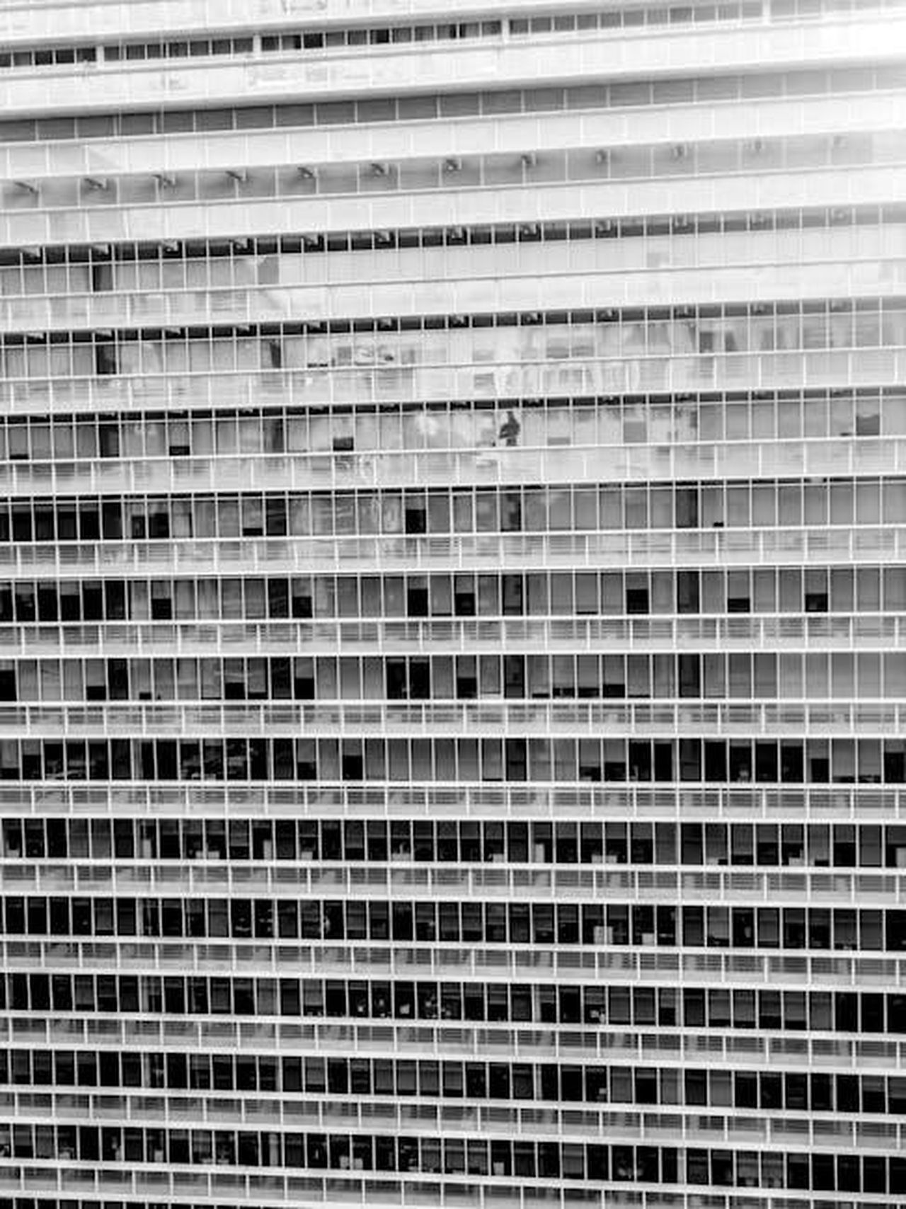 Bilancia_23_settembre__22_ottobre_TDWKCDVDVV - Confidenze24 Source: MOHAMAD ALOUL - pexels - Black and white photo of a modern building facade in Abu Dhabi with a grid pattern.