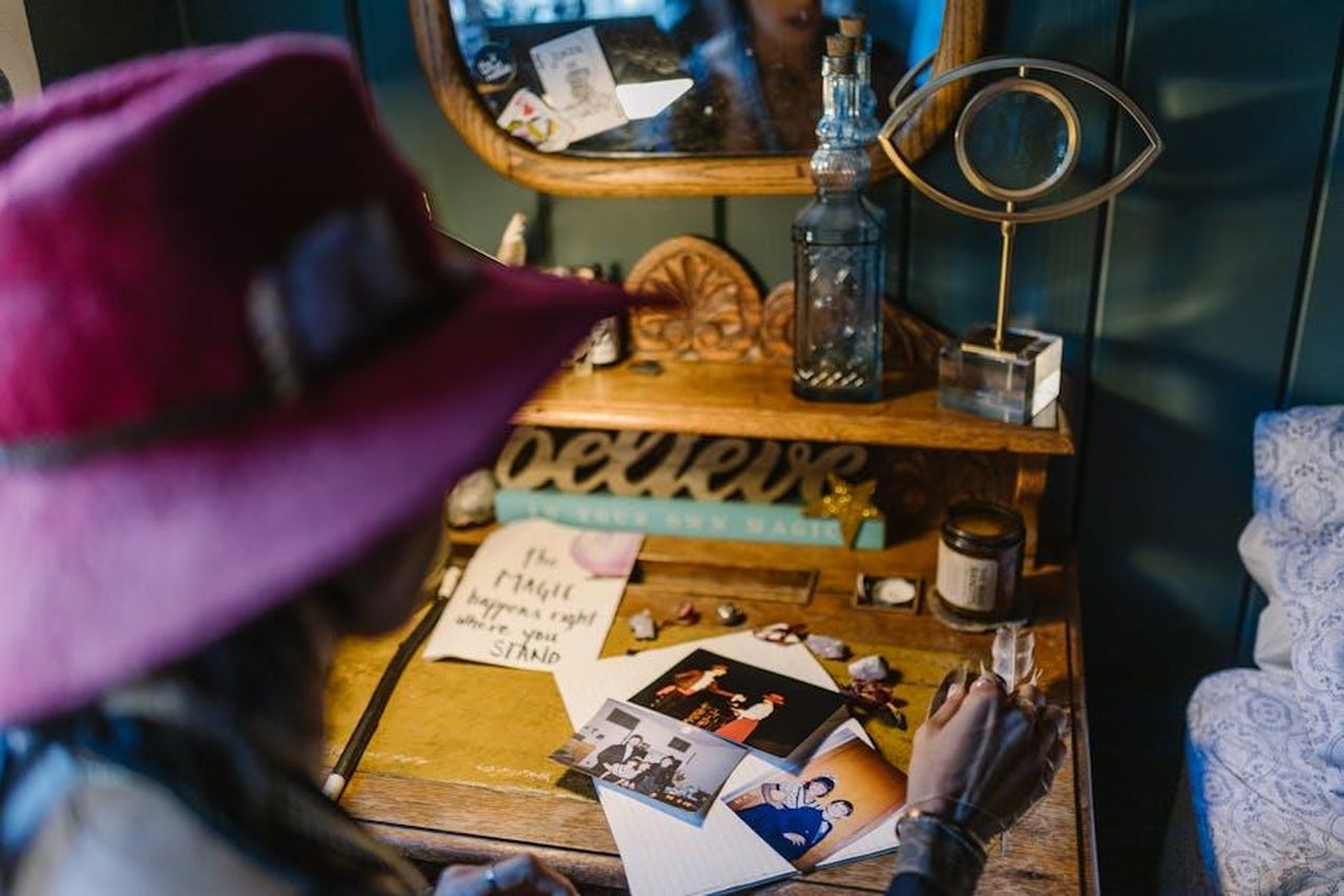 Bilancia__Larmonia_che_unisce_le_forze_EGntybqegM - Confidenze24 Source: RDNE Stock project - pexels - A mystical desk setup with crystals, vintage photographs, and a 'Believe' sign, evoking a sense of magic.
