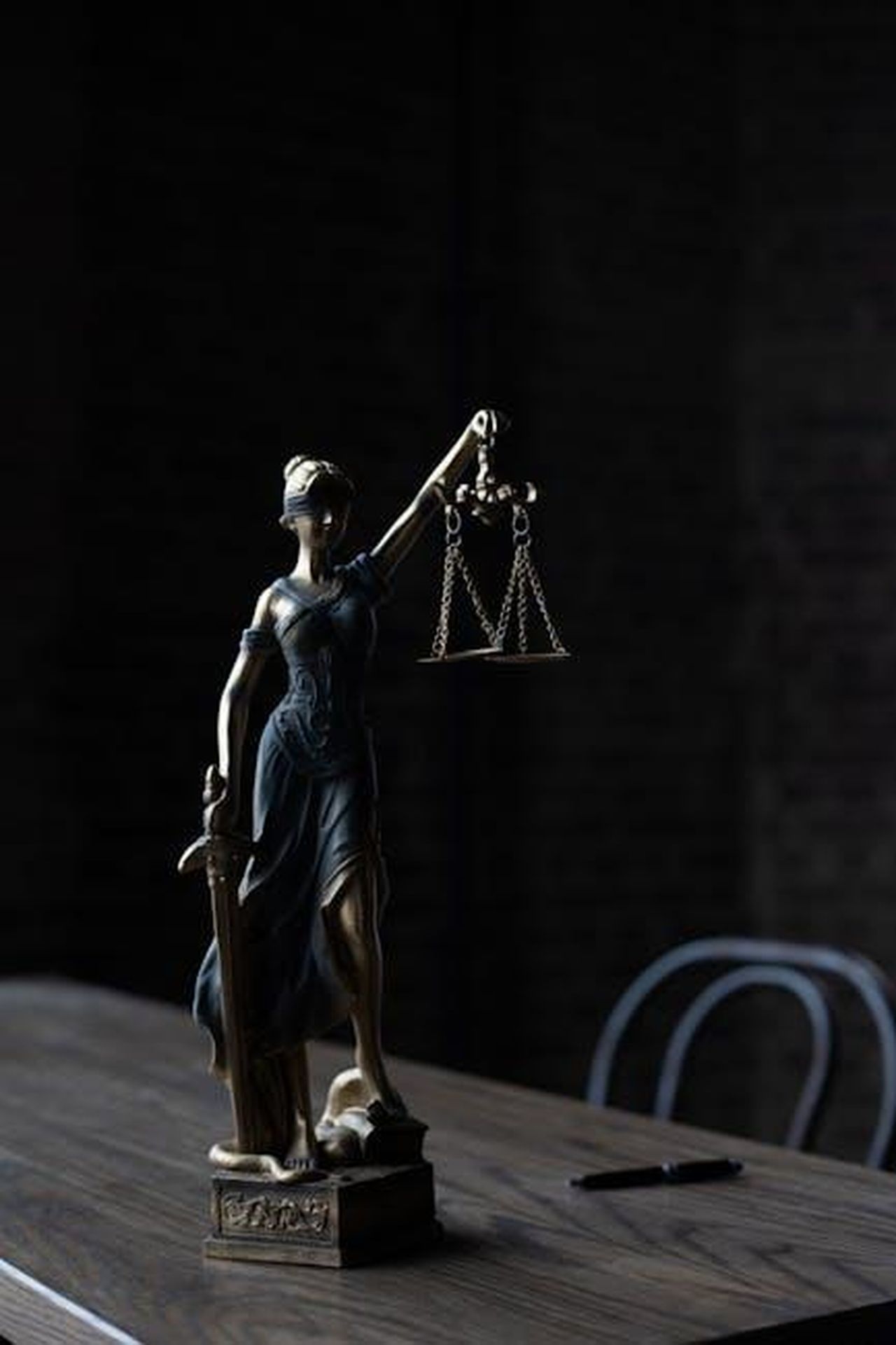 Bilancia_opportunit_lavorativa_e_comunicazione_in_amore_cWyfTEZGrg - Confidenze24 Source: KATRIN BOLOVTSOVA - pexels - Dramatic lighting on Lady Justice figurine, symbolizing law and fairness.