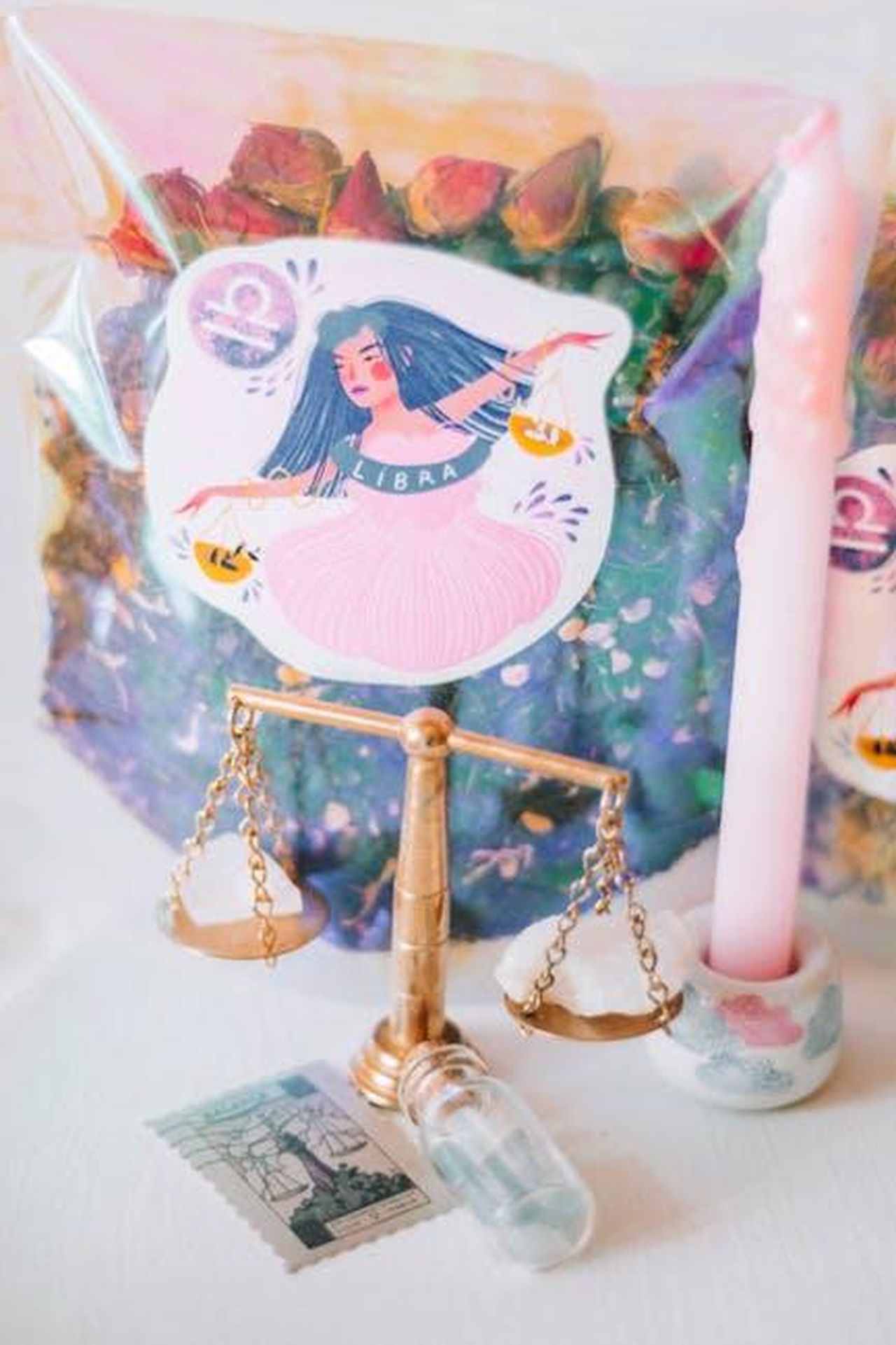 Bilancia_stabilit_nella_relazione_AotLeXHGoc - Confidenze24 Source: Alina Vilchenko - pexels - Aesthetic setup featuring Libra zodiac theme, candles, scale, and gemstones for a mystical ambiance.