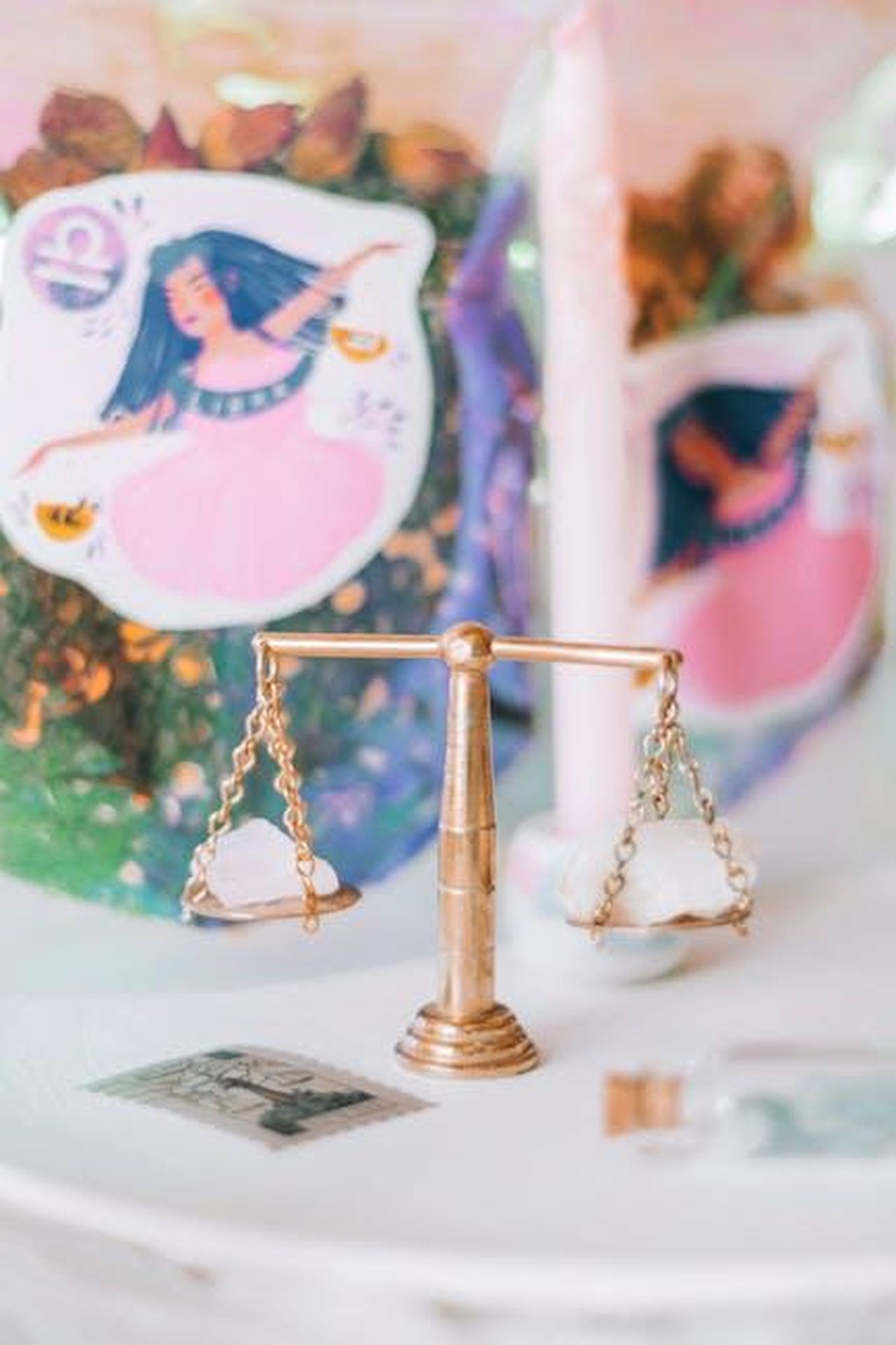 Bilancia_vigore_e_determinazione_IwcoZlO9ht - Confidenze24 Source: Alina Vilchenko - pexels - A whimsical depiction of the Libra tarot with scales and magical elements.