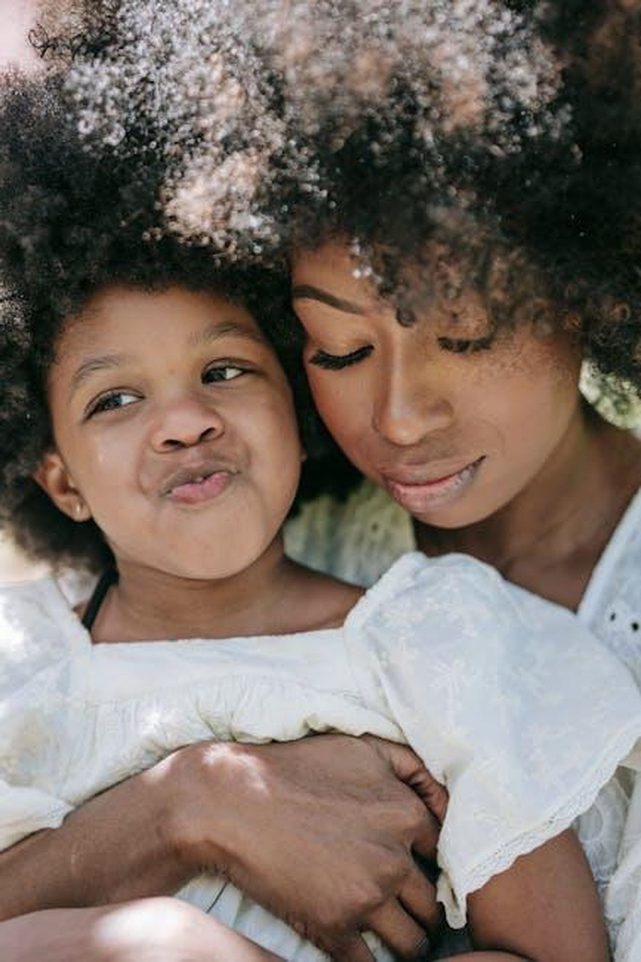 Cancro_Sensibilit_accentuata_EED0d9Oxmf - Confidenze24 Source: Barbara Olsen - pexels - Beautiful close-up of a mother and daughter sharing a loving embrace outdoors.